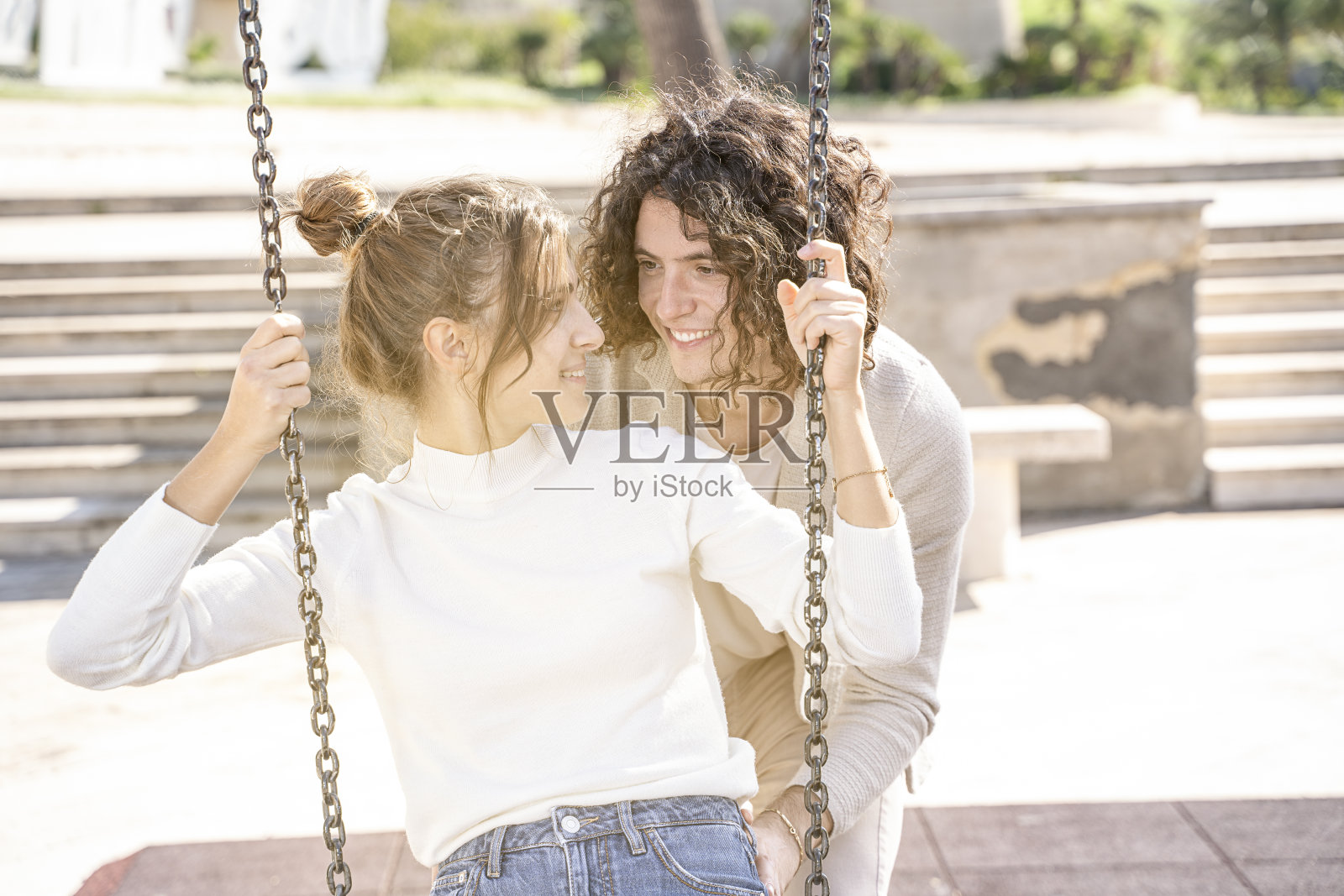 年轻的情侣在热恋中摇摆照片摄影图片