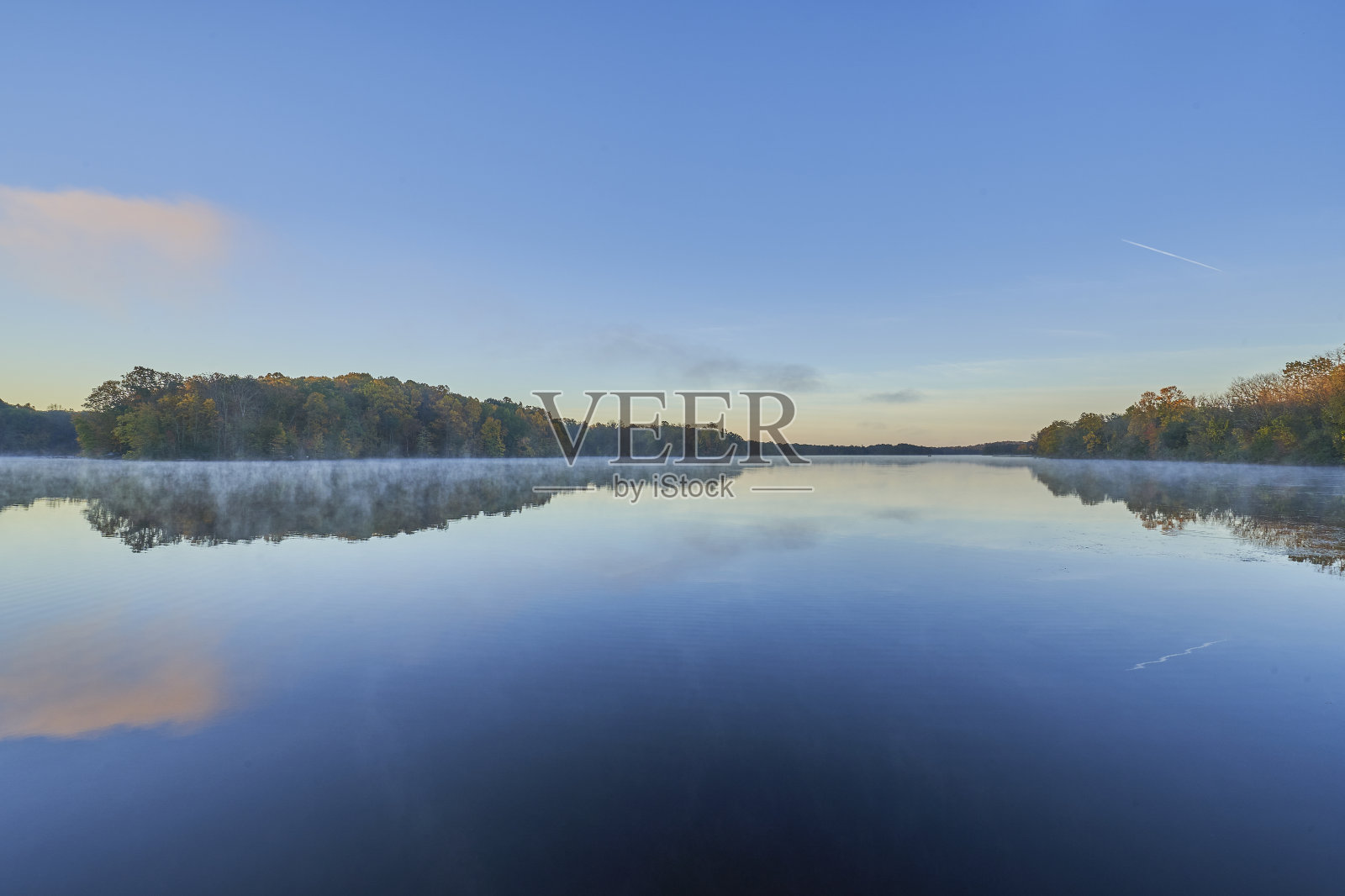 在美国宾夕法尼亚州南部的吉福德·平肖州立公园，东北部五彩缤纷的秋叶上的日出照片摄影图片