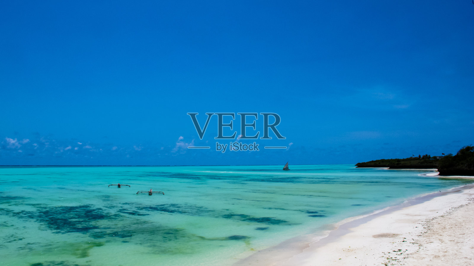 碧绿的大海和独桅帆船照片摄影图片