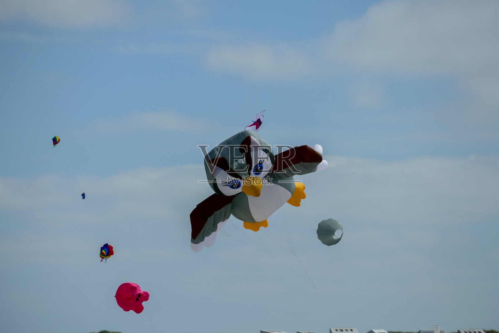 风筝在天空中，在瑞典斯堪的纳维亚半岛的北欧照片摄影图片