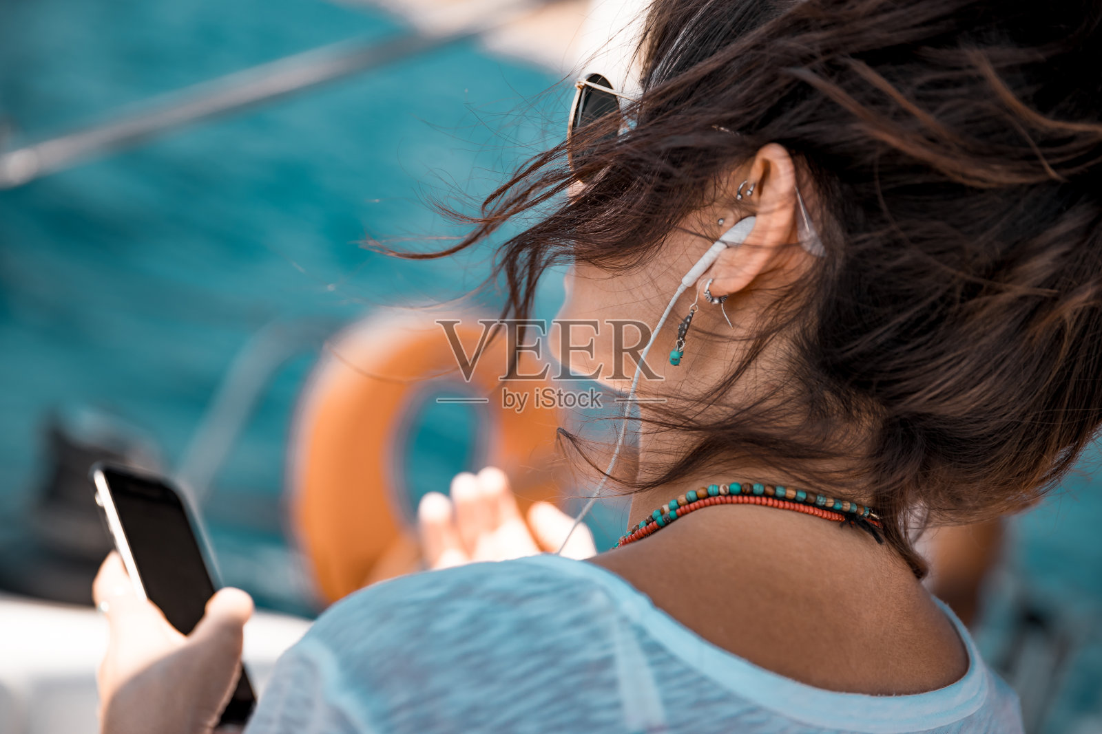 在帆船上听音乐照片摄影图片