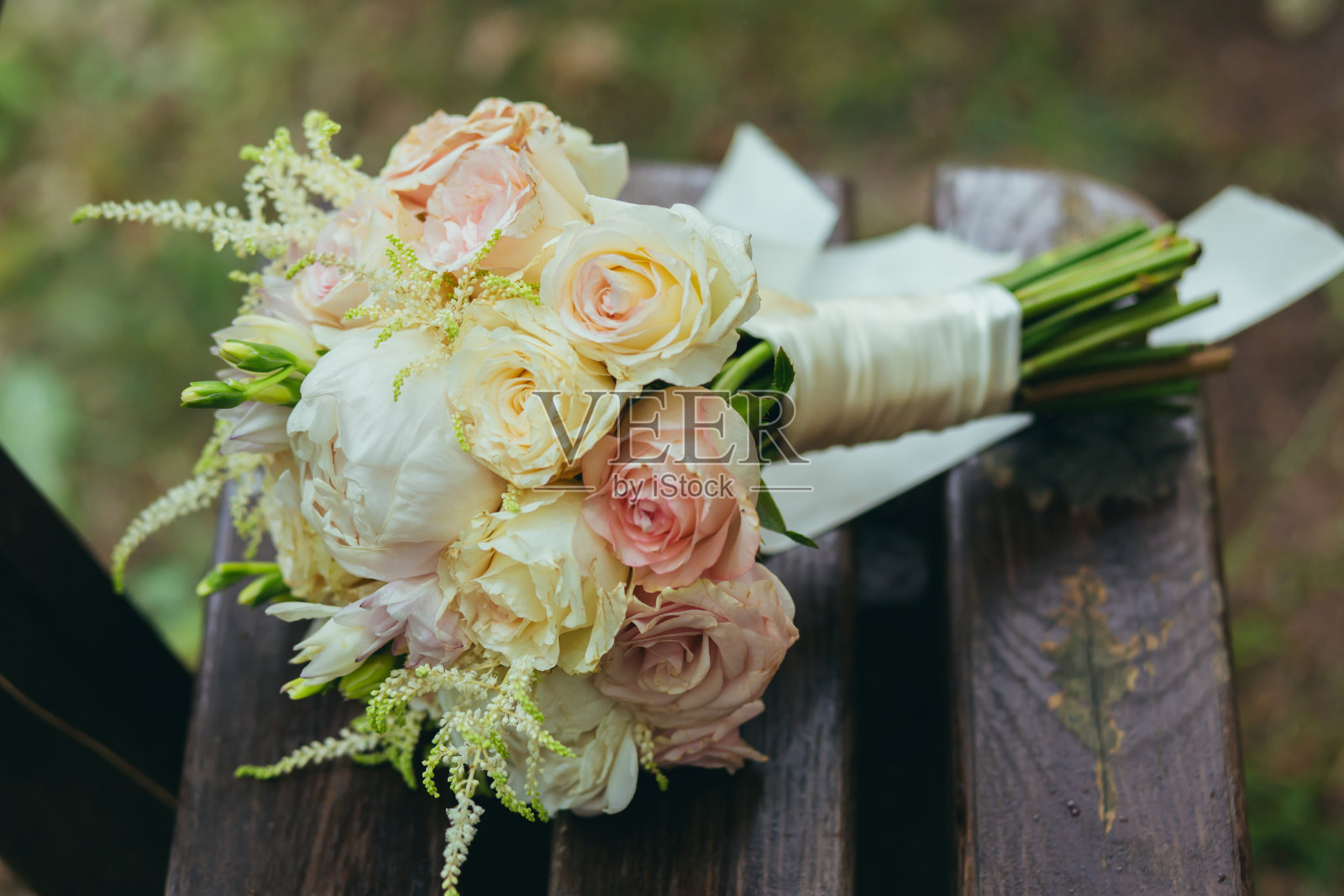 粉红色和白色玫瑰组成的婚礼花束照片摄影图片