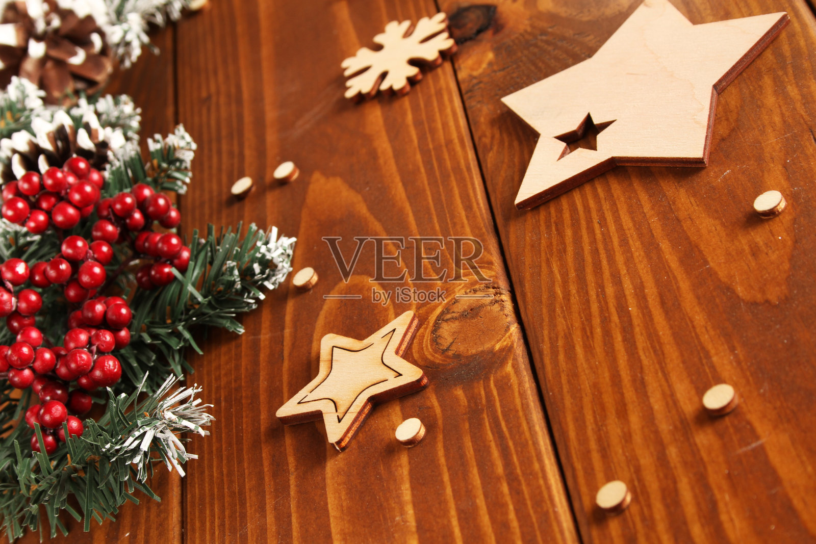 圣诞节的背景。木制背景与冷杉树枝，松果，红色浆果和地方的文字照片摄影图片