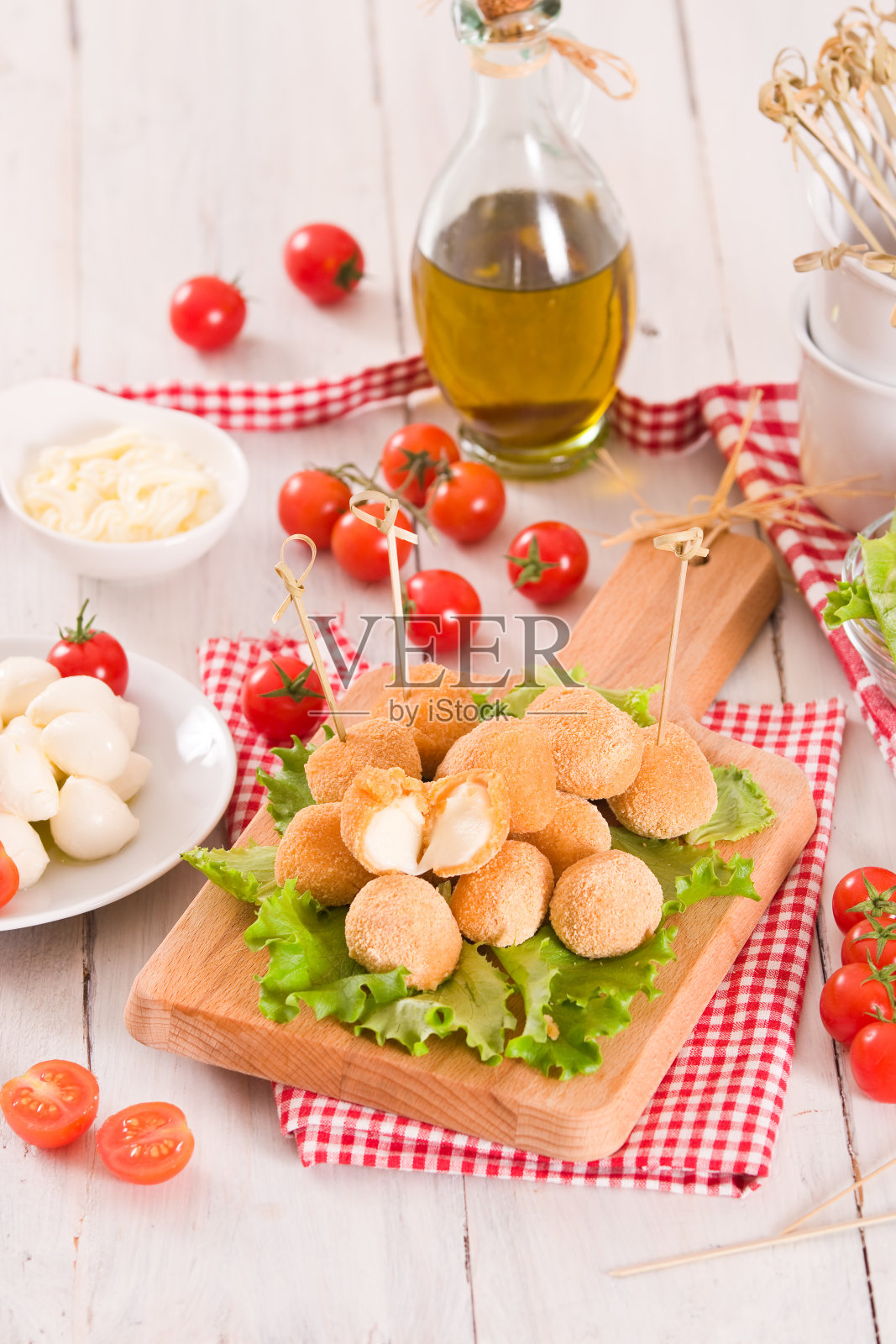 炸马苏里拉奶酪球。照片摄影图片