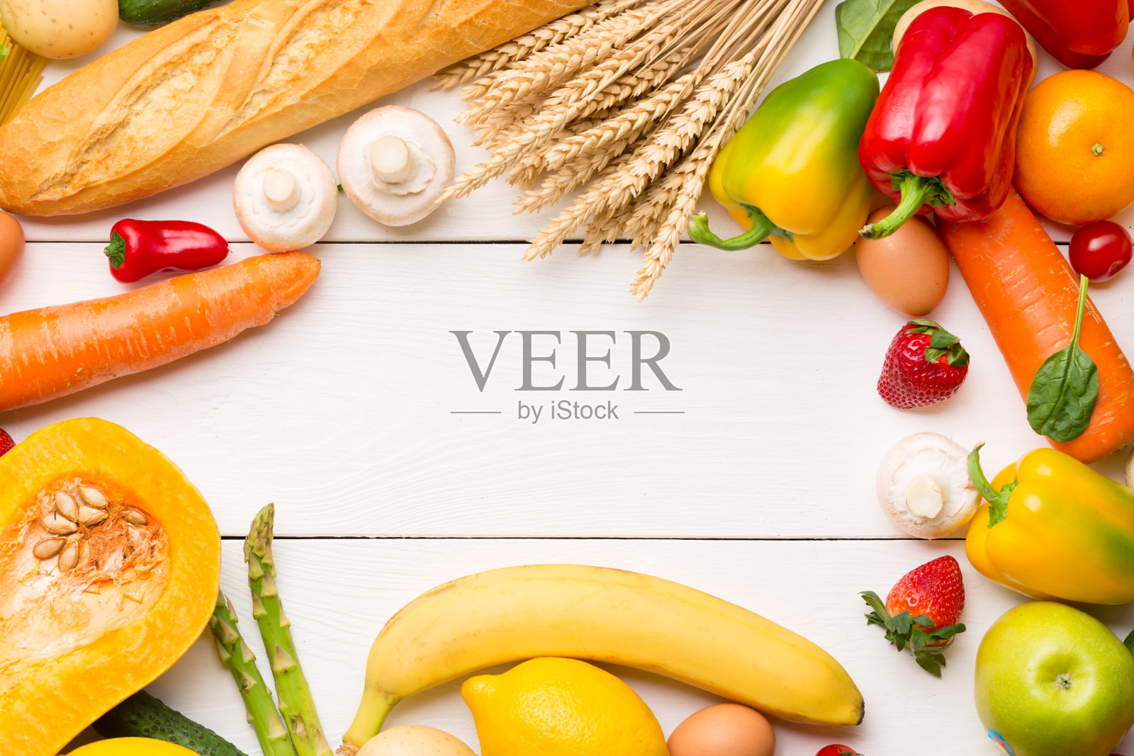 蔬菜，水果分类在白色木制背景。素食健康食品的概念。食品和杂货购物照片摄影图片