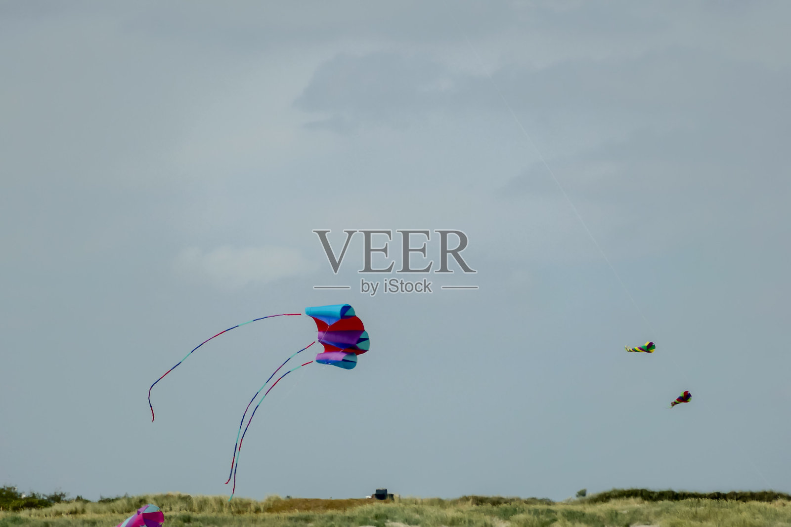 风筝在天空中，在瑞典斯堪的纳维亚半岛的北欧照片摄影图片