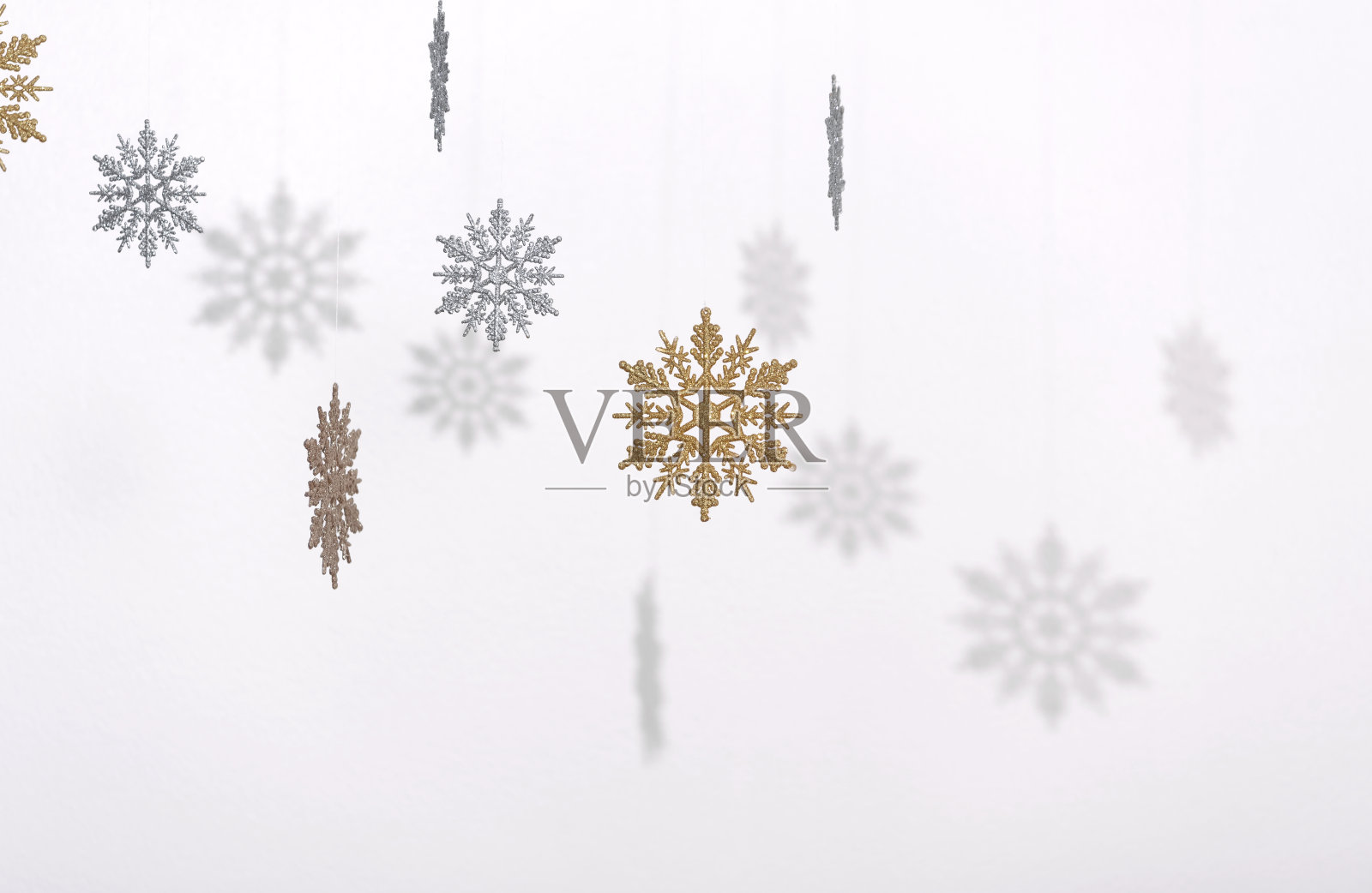 雪花简单的圣诞节装饰在白色的背景。照片摄影图片