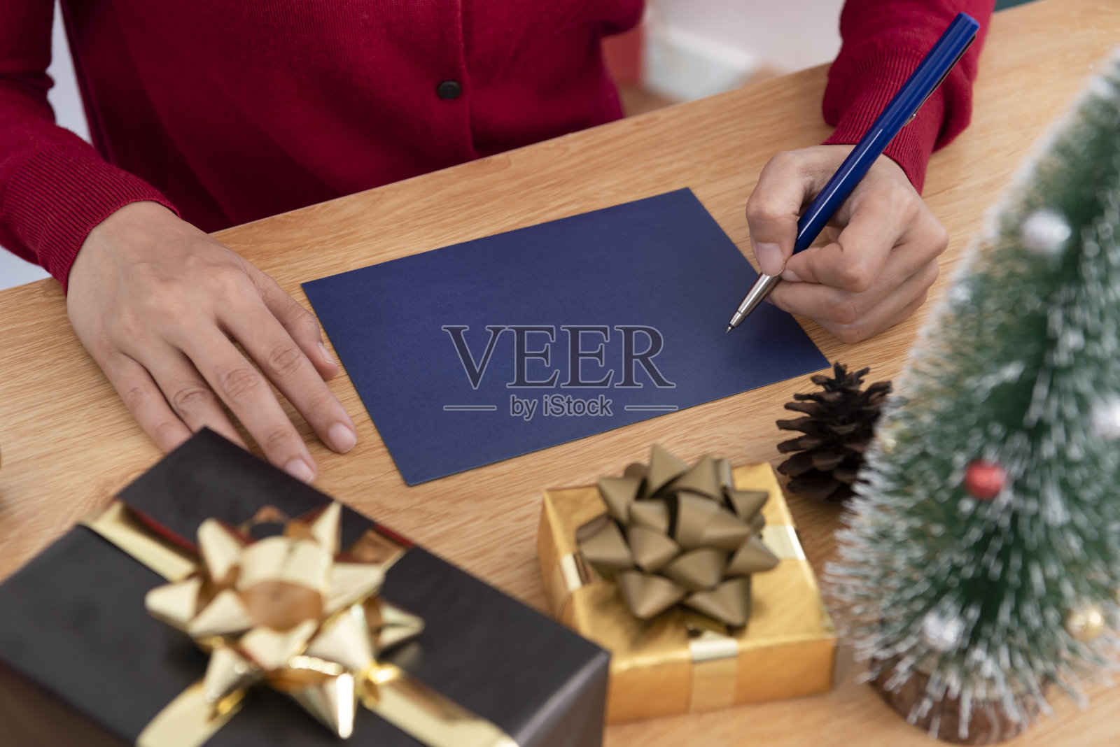 木制桌子上的圣诞装饰为圣诞快乐和新年的手写贺卡模型。照片摄影图片