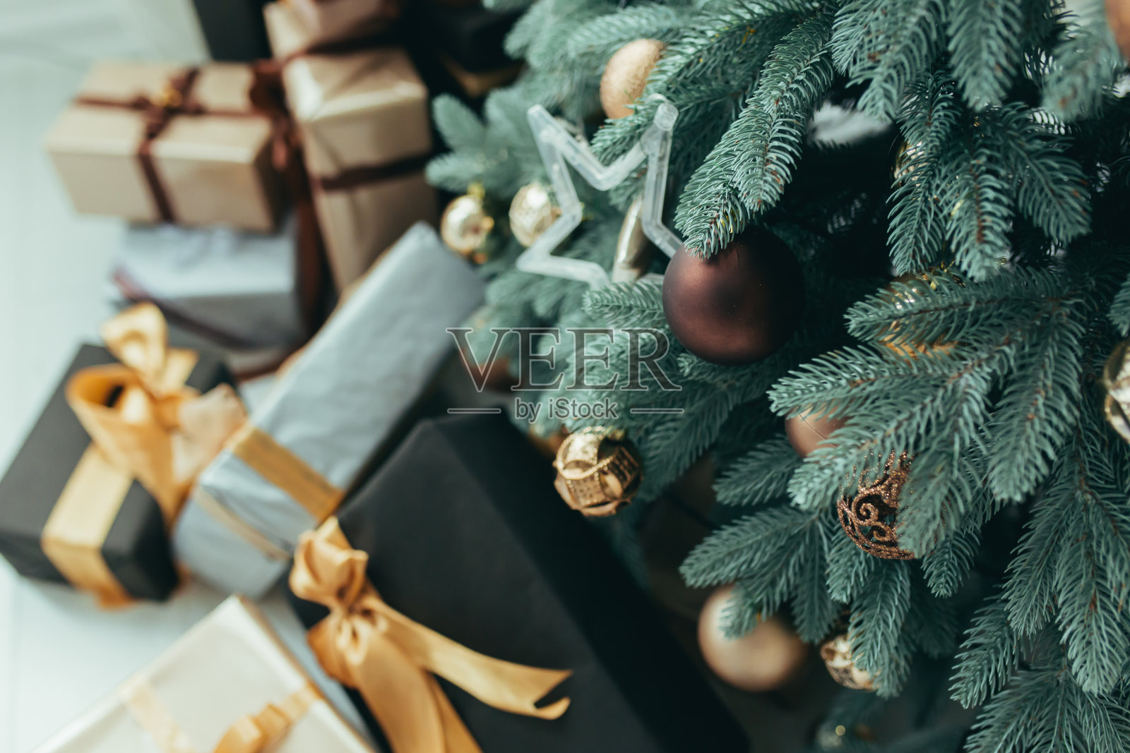 圣诞树下五颜六色的礼物照片除夕特写，五颜六色的礼物，红的、灰的和黑的照片摄影图片