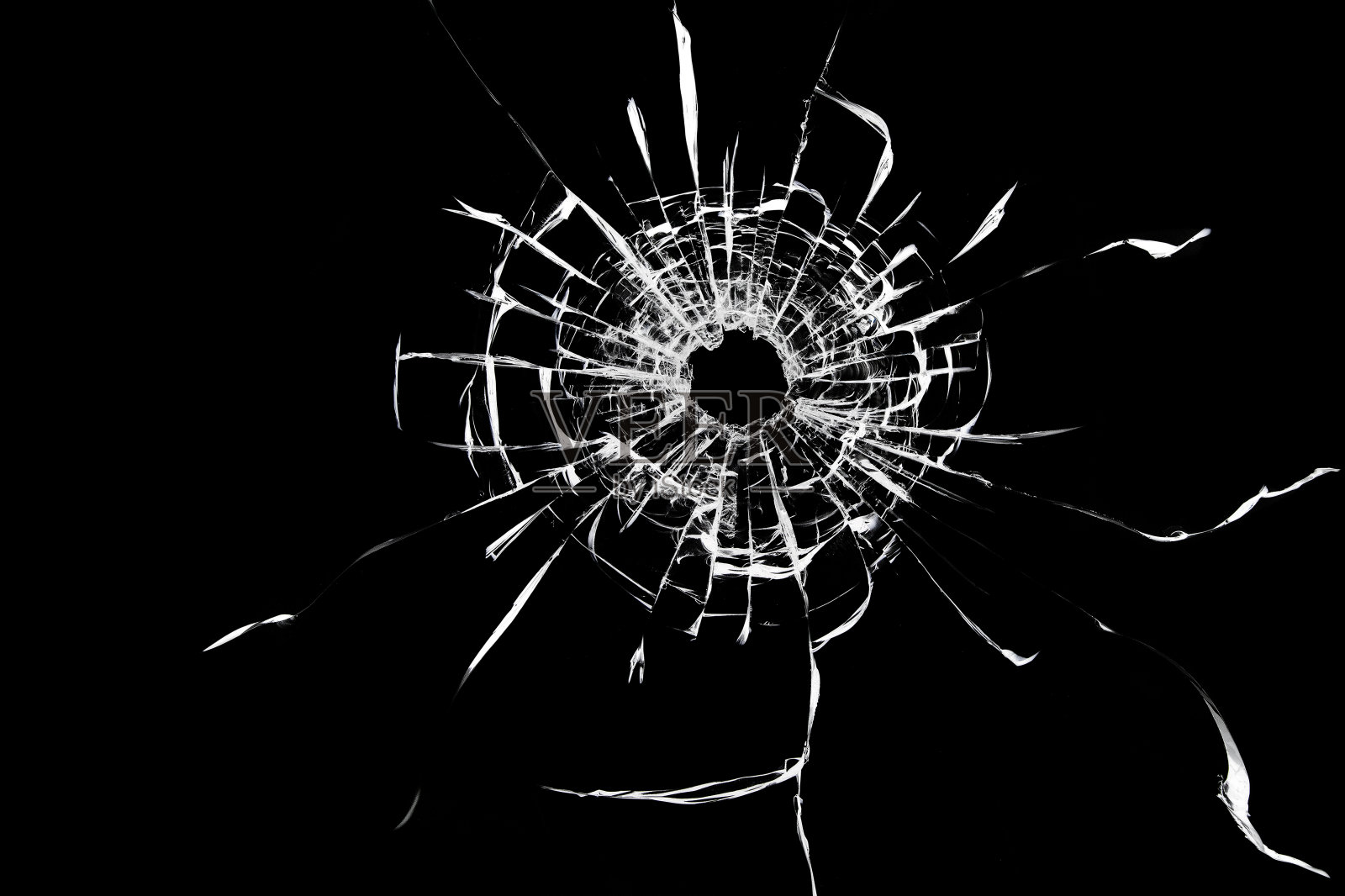 破碎的黑色玻璃。窗户上裂缝的纹理照片摄影图片