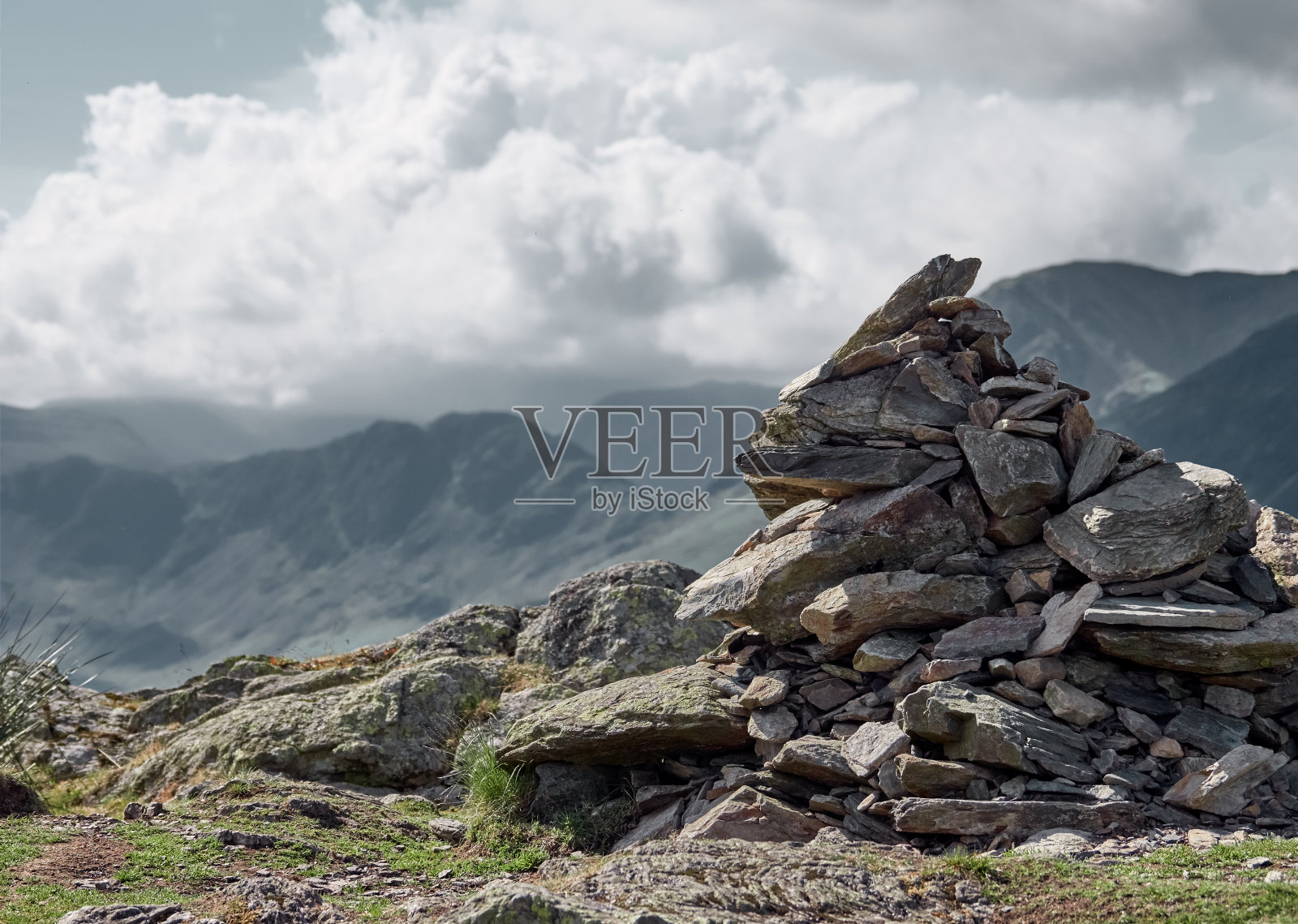 一堆石头，在无白峰上的顶峰照片摄影图片