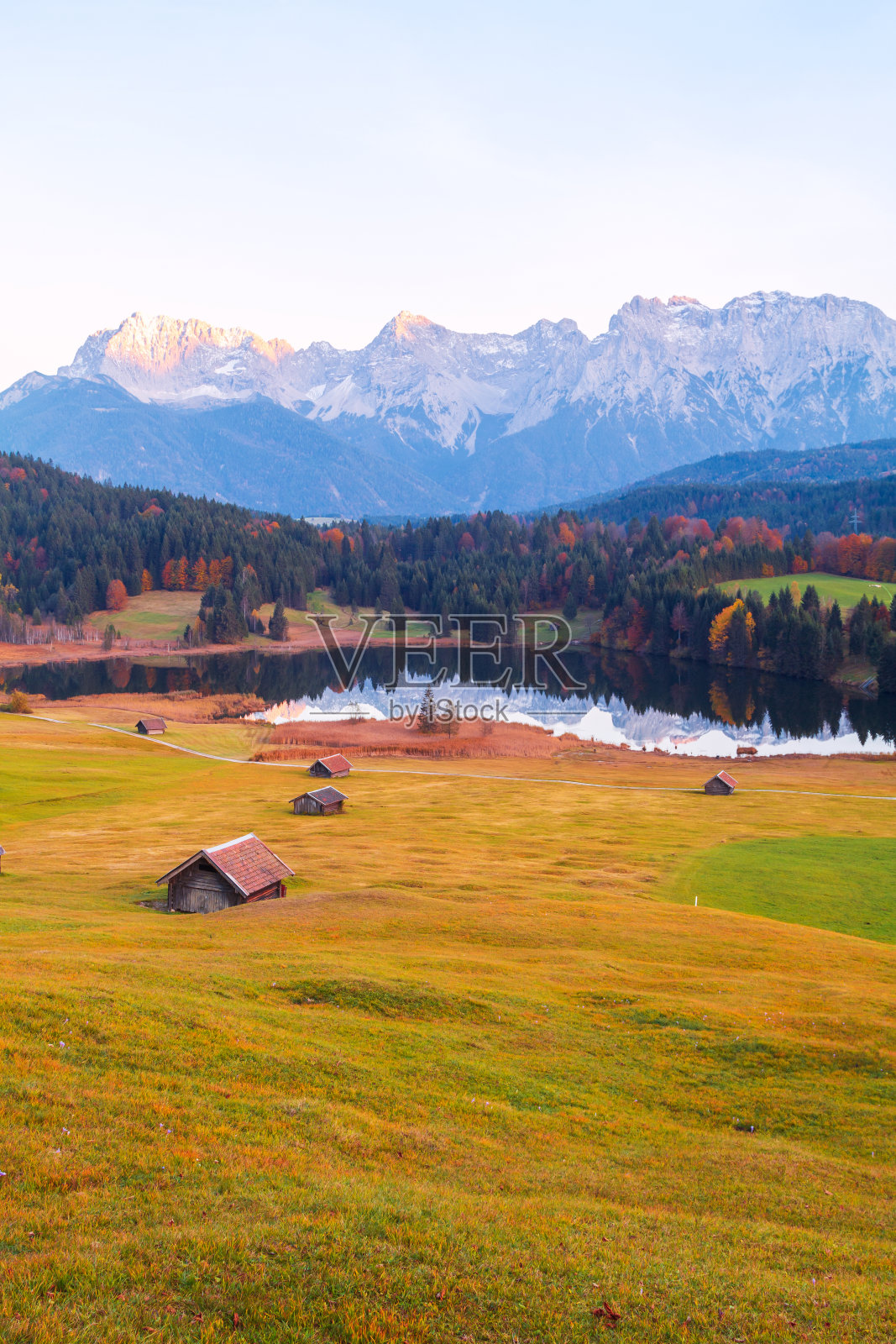 令人惊叹的山池塘在Geroldsee湖(Wagenbrüchsee)，在背景俯瞰Alpspitz和Zugspitz山在日落，加米施-帕滕基兴，巴伐利亚照片摄影图片
