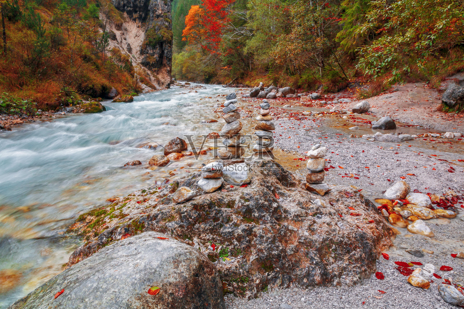 巴伐利亚州拉姆索贝希特斯加登(Ramsau bei Berchtesgaden)的秋色中，温巴克拉姆峡谷附近有大量的水的快速流动的河流照片摄影图片