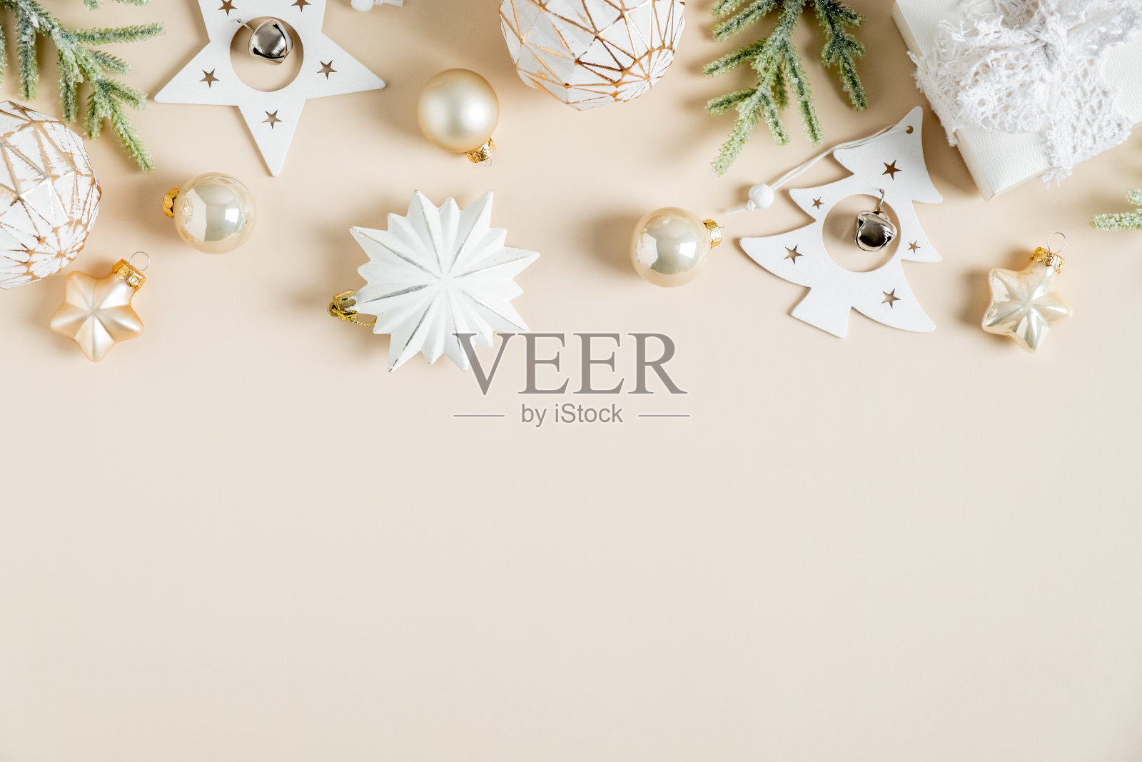 圣诞节米色背景与时尚的装饰，球，星星，礼盒。放荡不羁的风格。平铺，俯视图。照片摄影图片