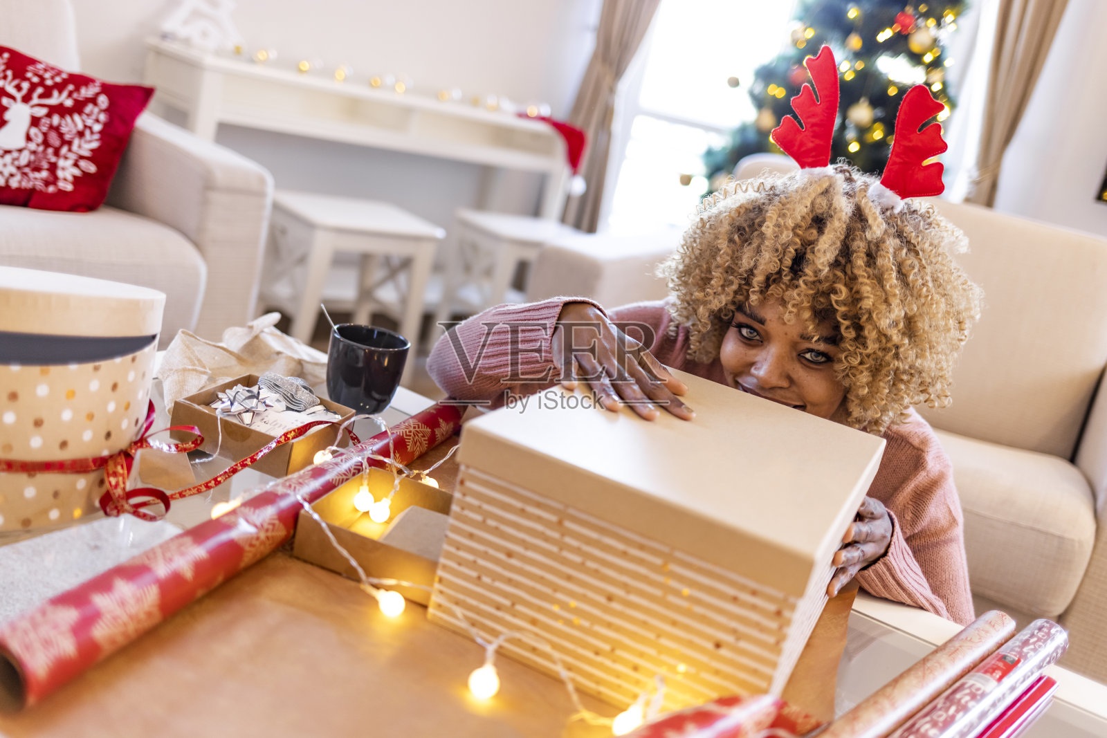 女人为家人包装圣诞礼物。照片摄影图片