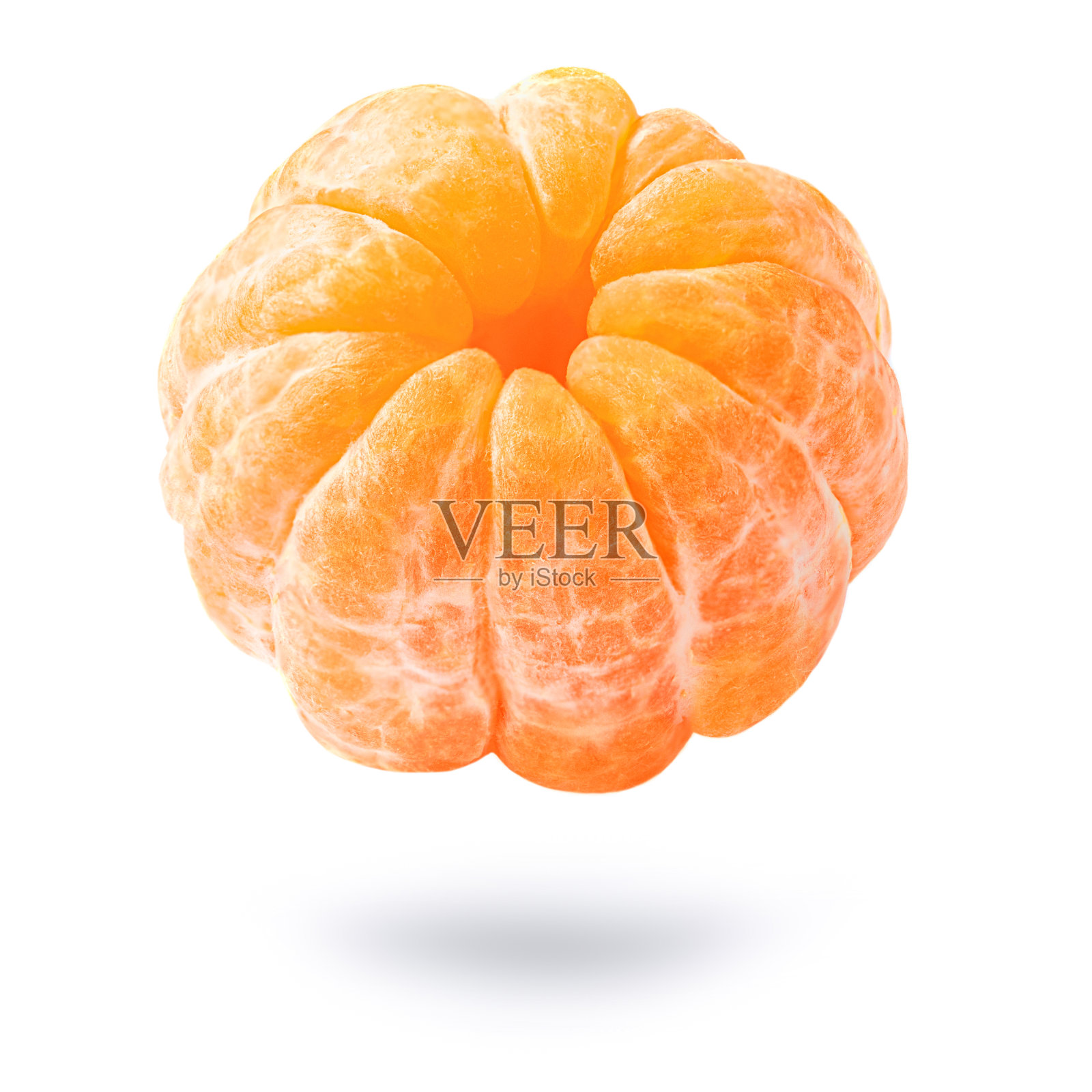 孤立的去皮柑橘或小柑橘水果。悬浮的概念。白色背景的空中普通话照片摄影图片