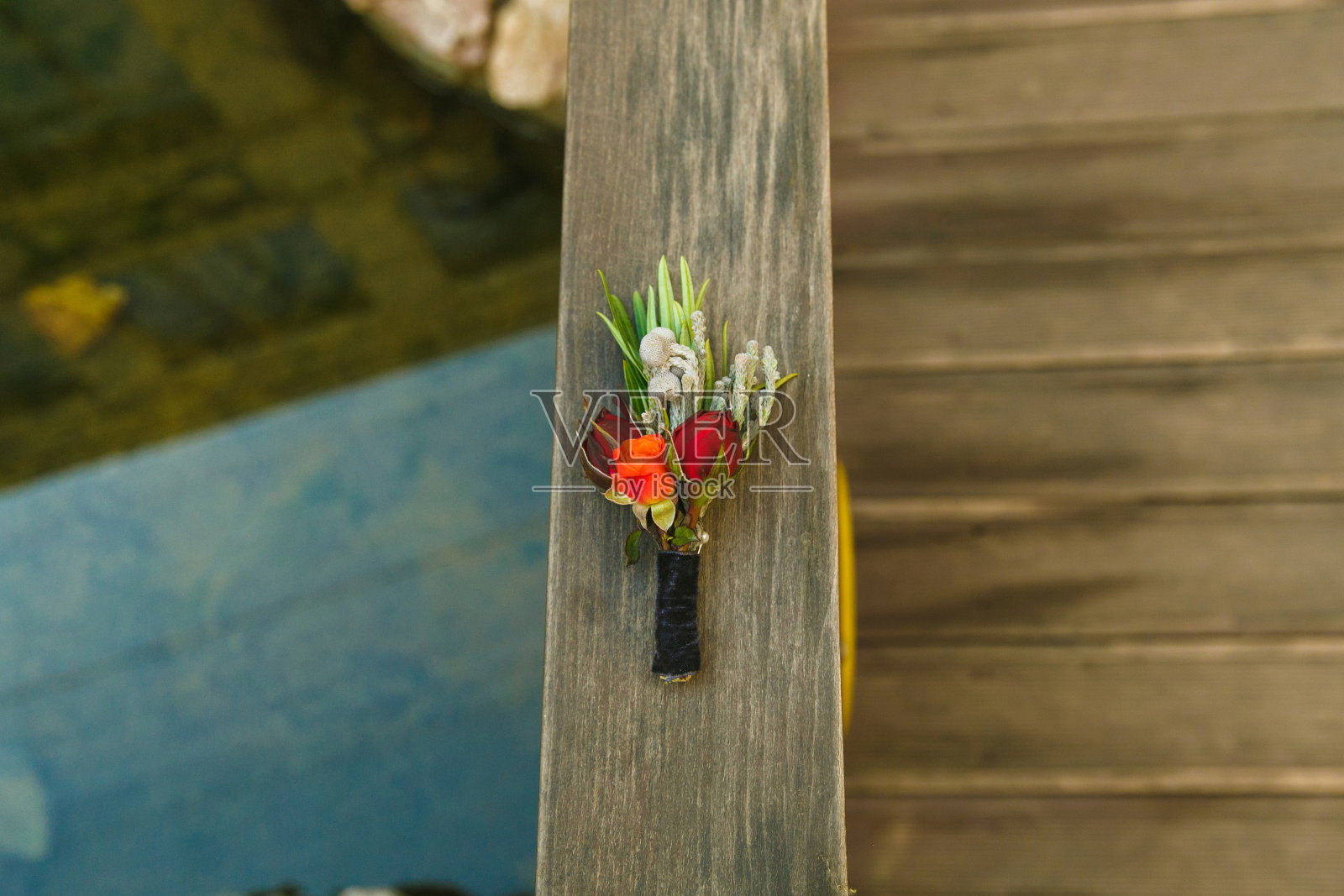 玫瑰和针的胸花照片摄影图片