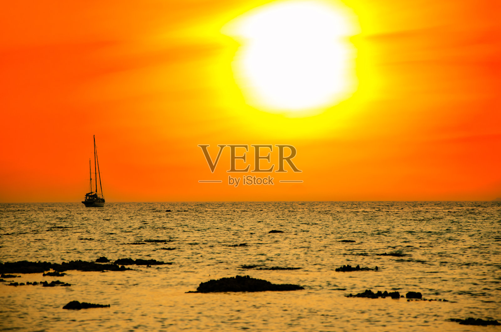 落日的天空为背景，日出的天空和早晨的云。照片摄影图片