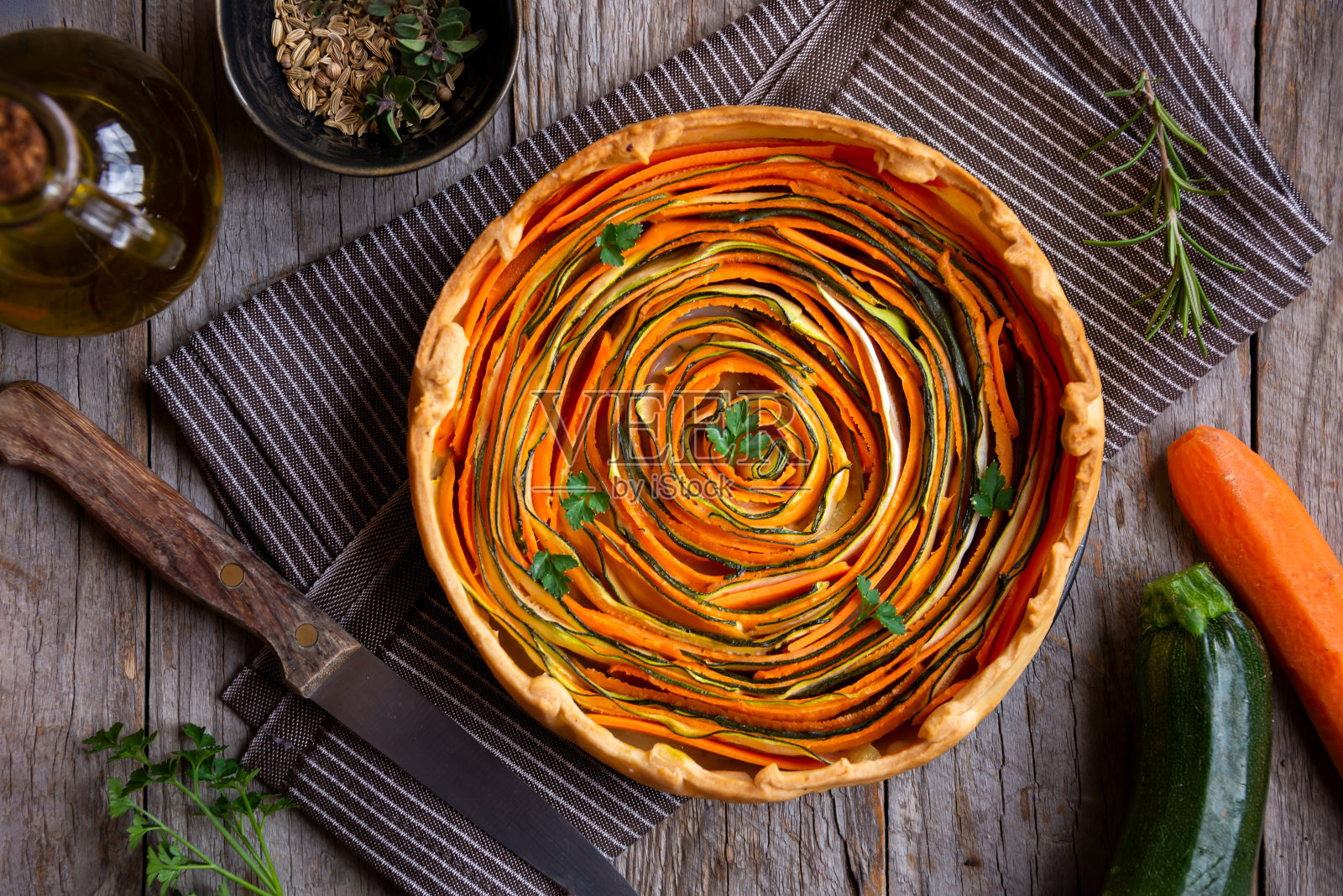 胡萝卜西葫芦蔬菜派，健康素食照片摄影图片