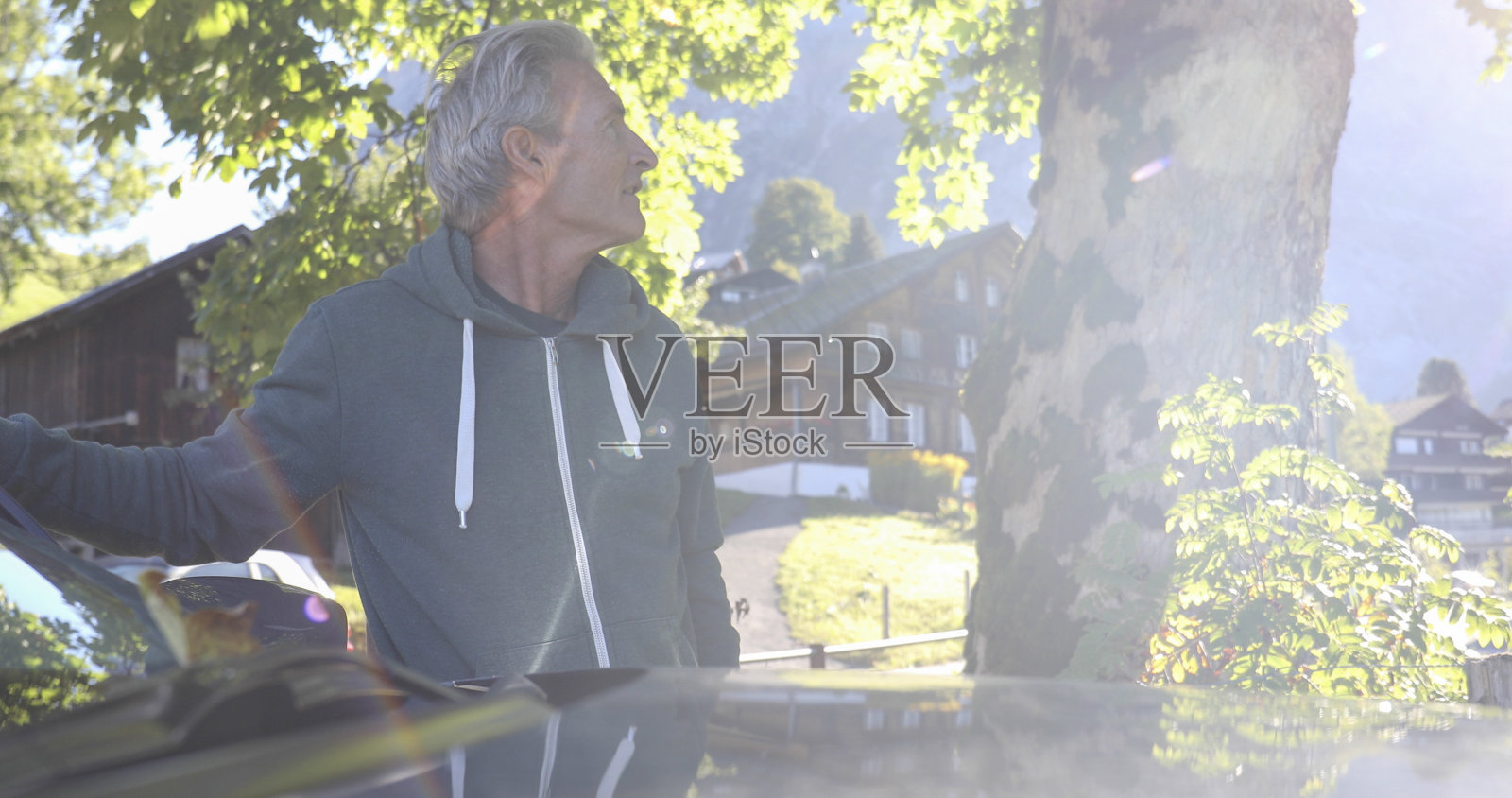 人们从车里出来享受阿尔卑斯山的新鲜空气照片摄影图片