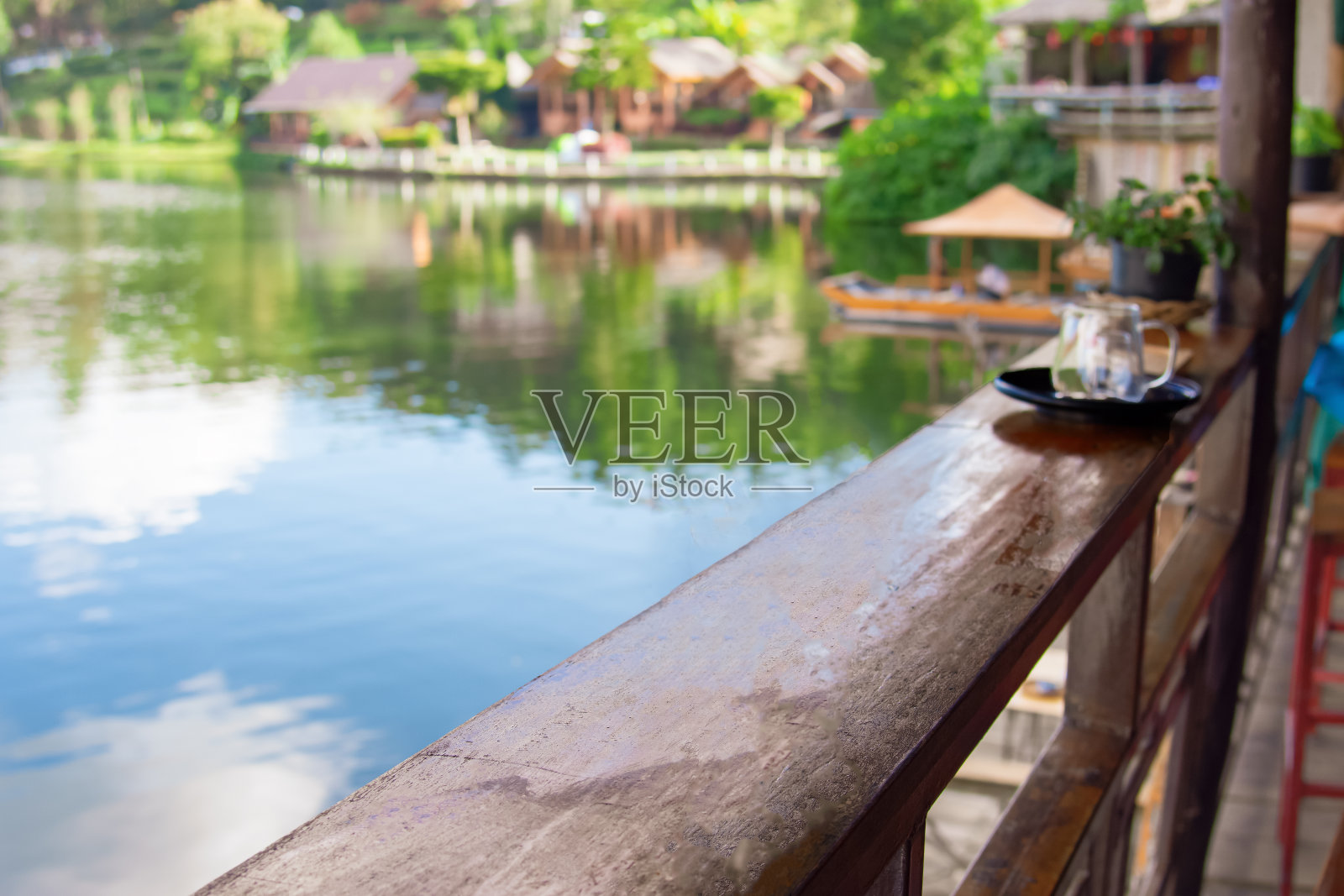 泰国湄洪山，班爱泰美丽的日落。日落之后的黄昏场景，池塘上的建筑和夜市的倒影。照片摄影图片