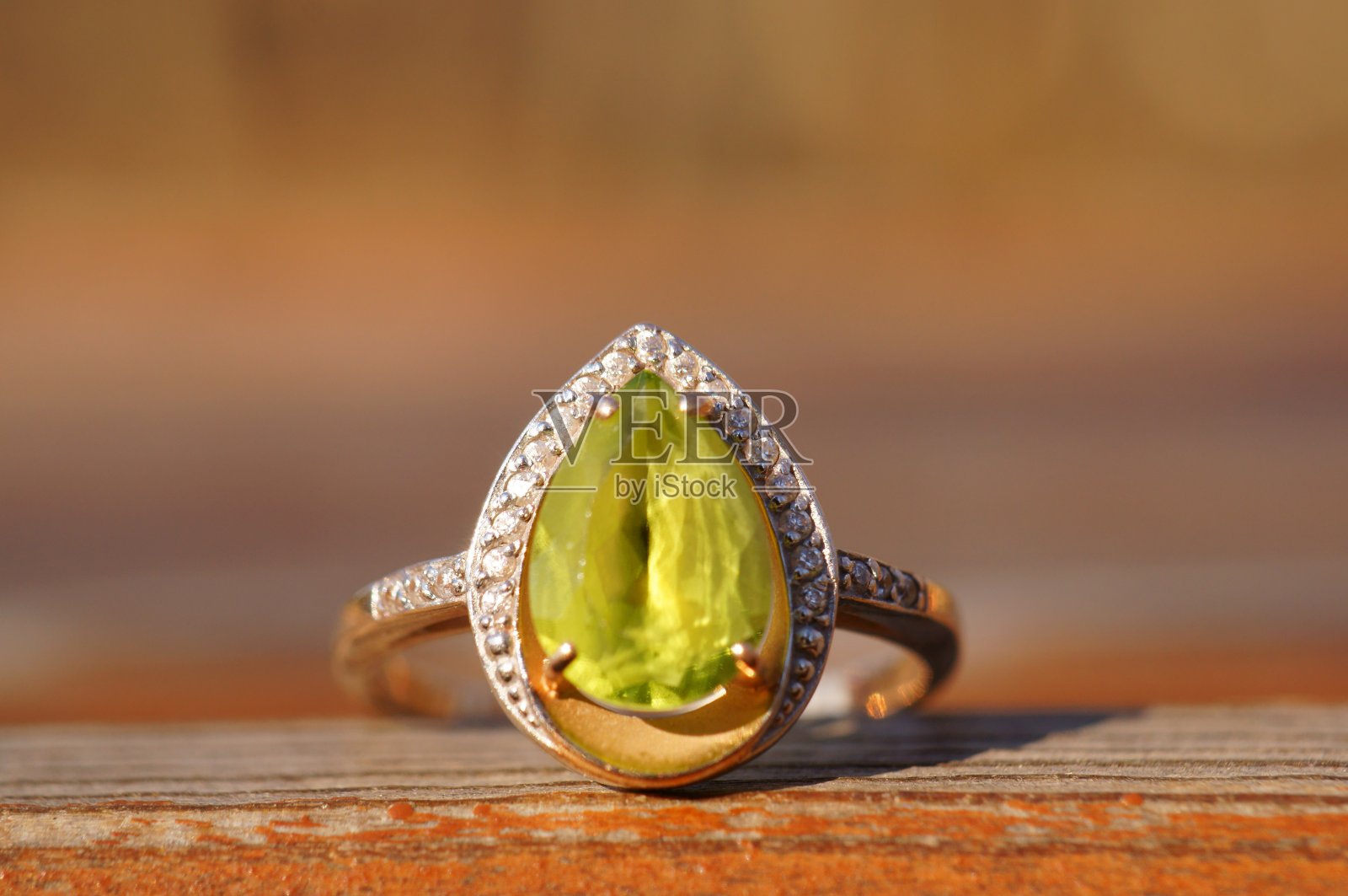 结婚戒指与橄榄石的特写。照片摄影图片