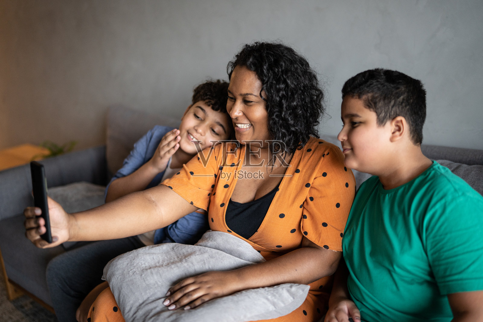 母亲和儿子在家里用手机照片摄影图片