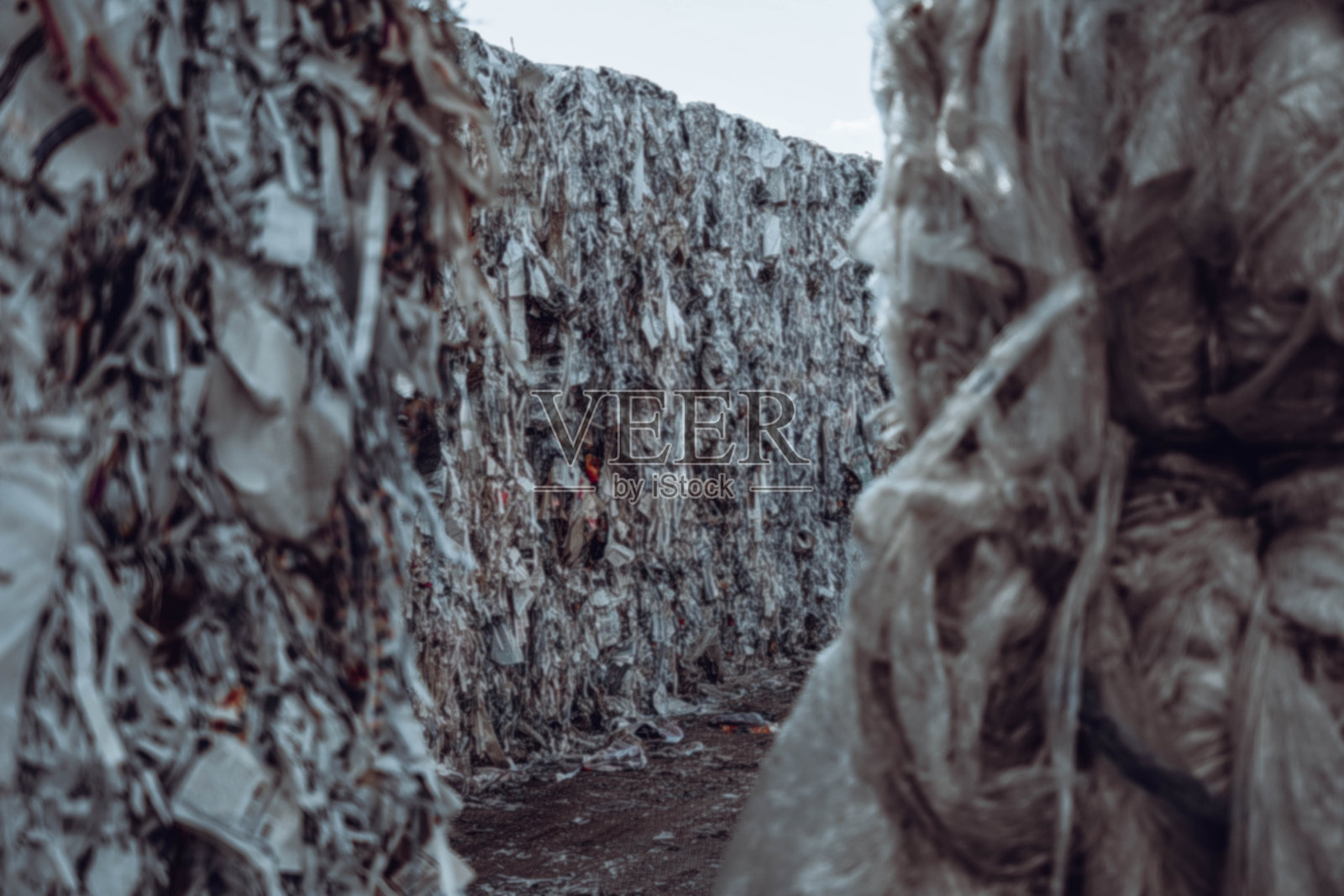 垃圾场里大量的垃圾和垃圾的特写照片照片摄影图片
