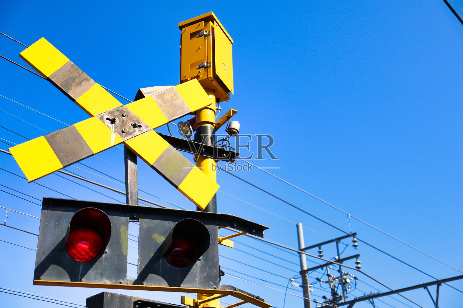 蓝天、白云、电线和铁路道口警报照片摄影图片