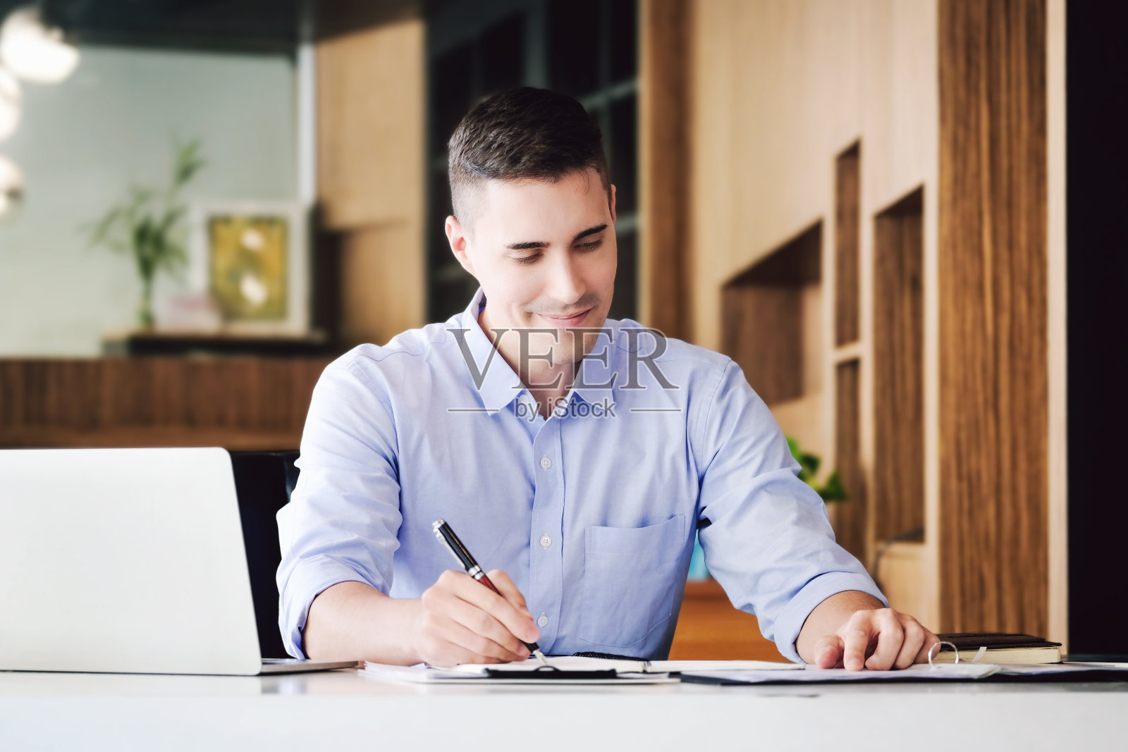 财务预算审计在计划公司下季度的投资前，审计人员正在审阅财务报表，以便提交给公司所有者。照片摄影图片