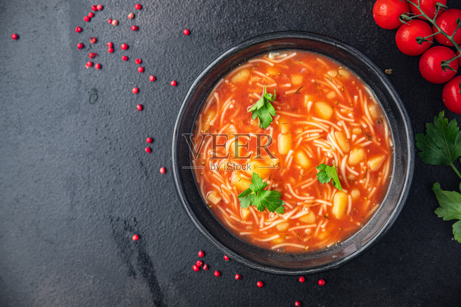 意大利通心粉红番茄汤第一道菜餐小吃在桌上复制空间食物背景质朴。俯视图生酮或旧石器饮食素食素食或素食食物没有肉照片摄影图片