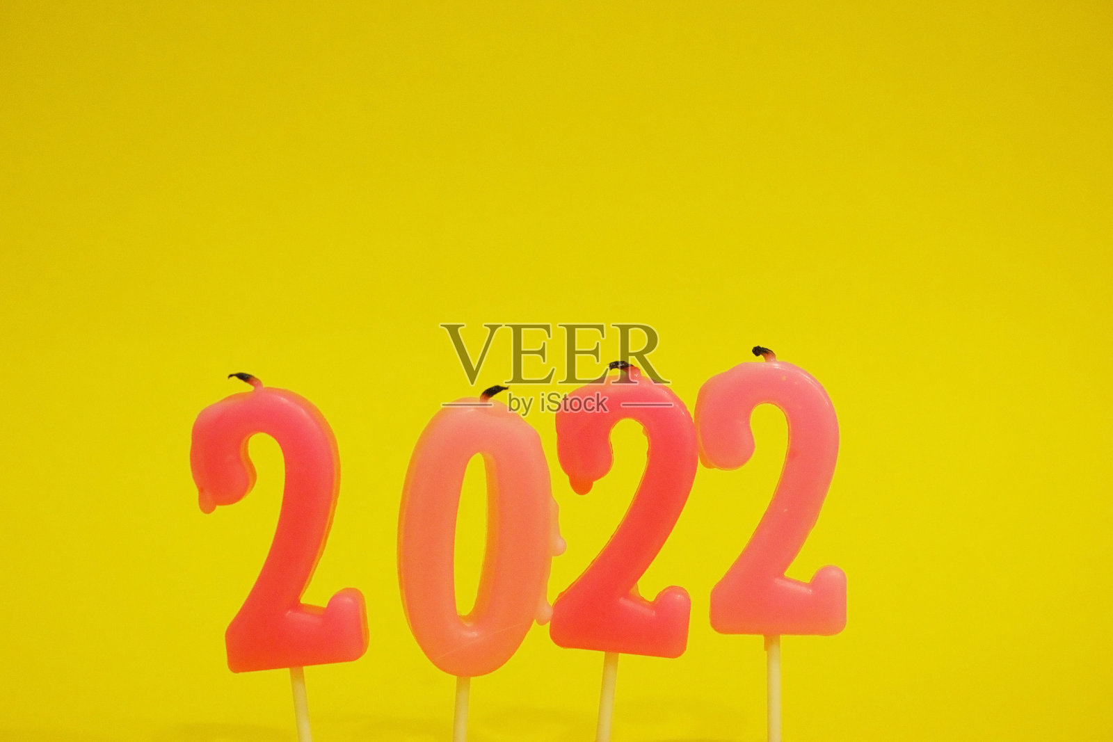 2022年的数据显示在黄色背景上。2022年粉红圣诞蜡烛。数字形式的蜡烛。绝缘。新年。圣诞节。本空间照片摄影图片