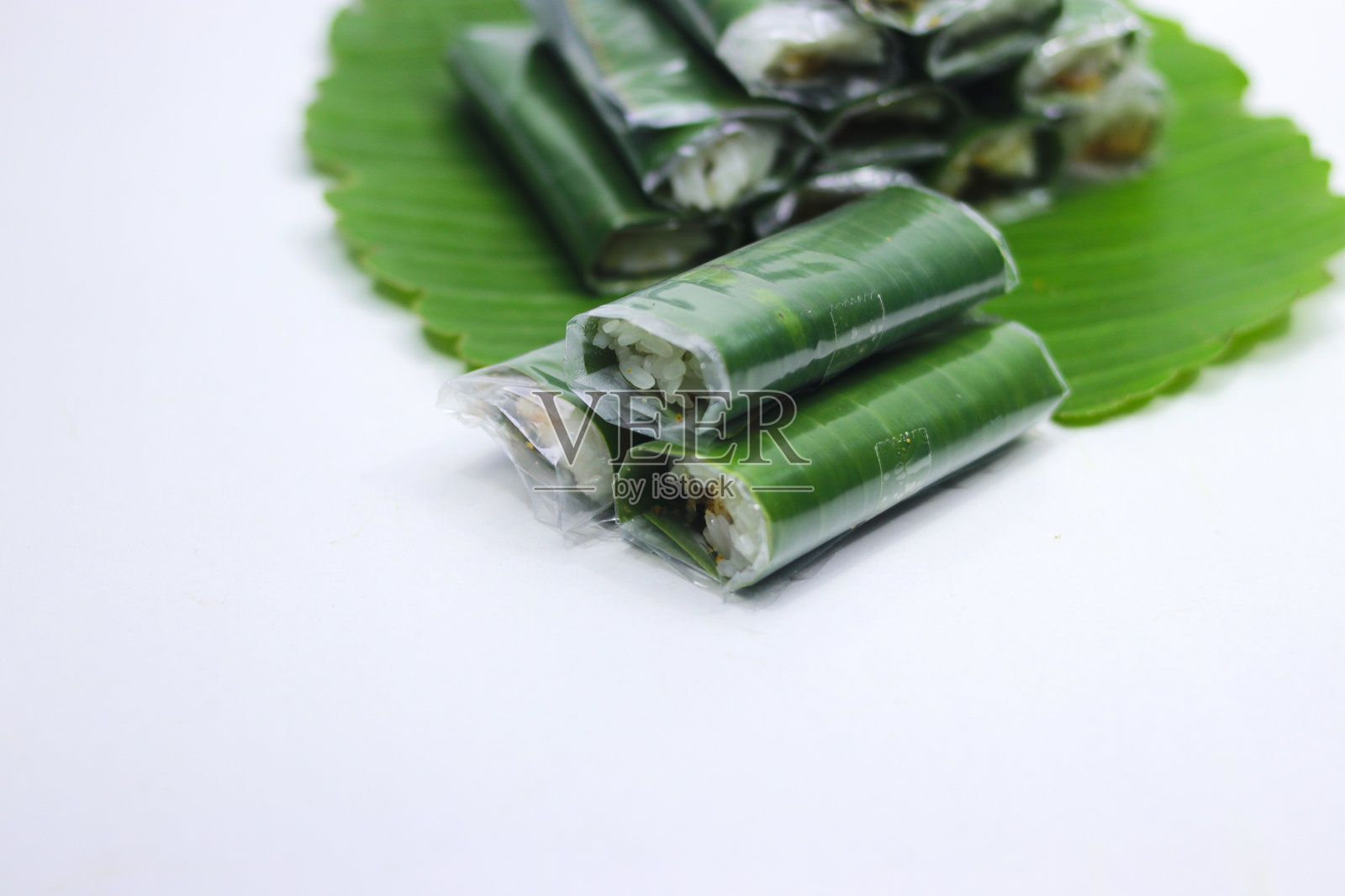 印度尼西亚传统小吃叫蓝果香蕉盘孤立在白色背景照片摄影图片