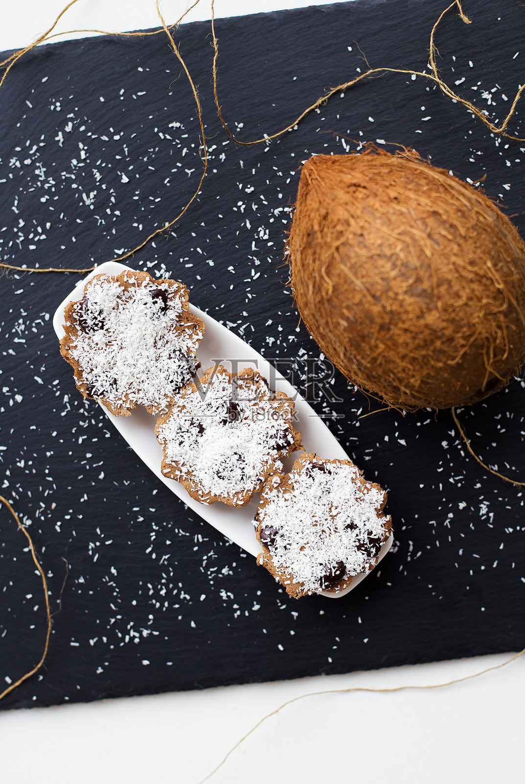 黑色背景下的椰子松饼照片摄影图片