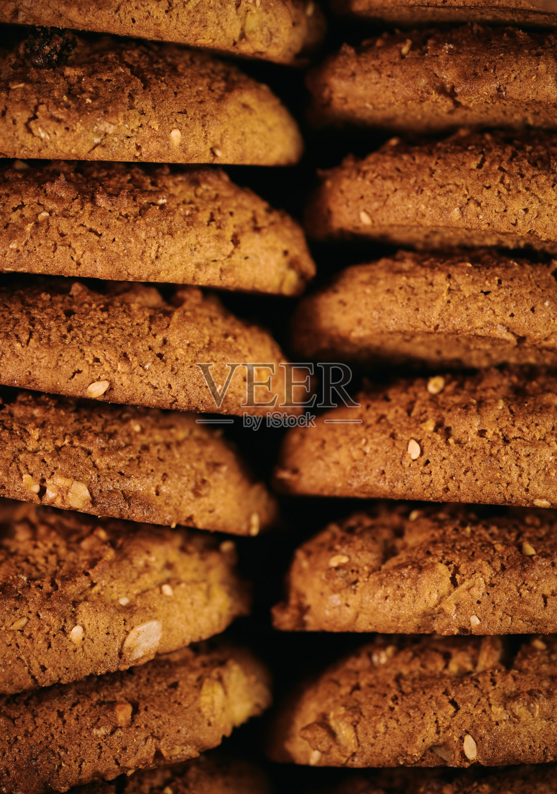 木桌上的燕麦饼干堆，特写镜头，选择性聚焦照片摄影图片