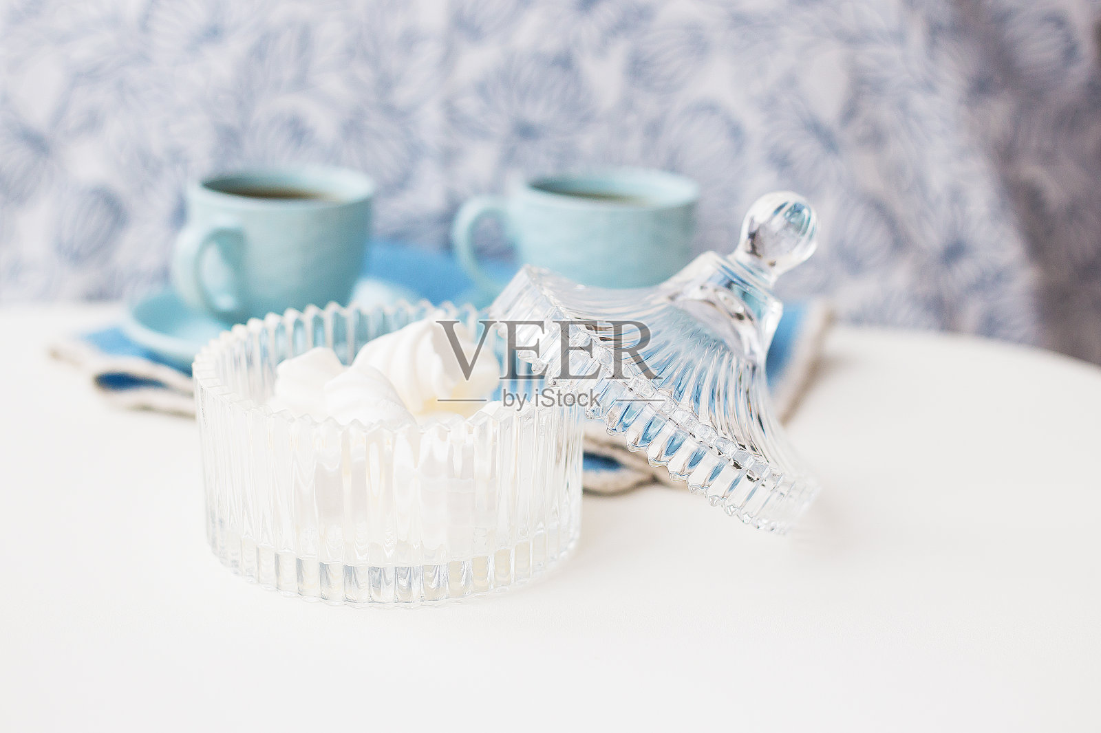 背景有棉花糖的茶托两杯咖啡照片摄影图片