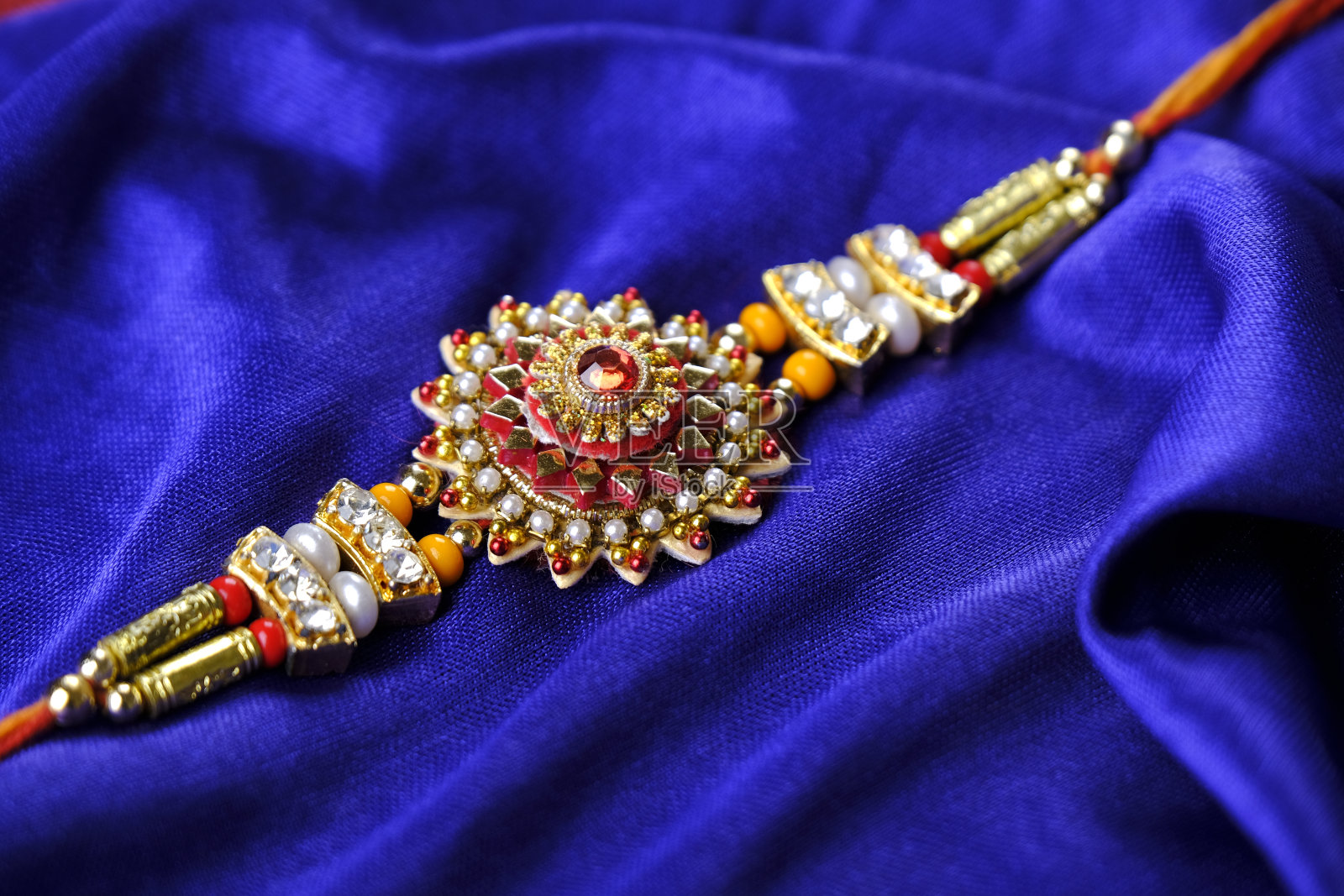 印度节日:Raksha bandhan, Raakhi与糖果礼物鲜花和diya, Raksha bandhan(保护和照顾的纽带)，印度姐妹和兄弟的节日。照片摄影图片