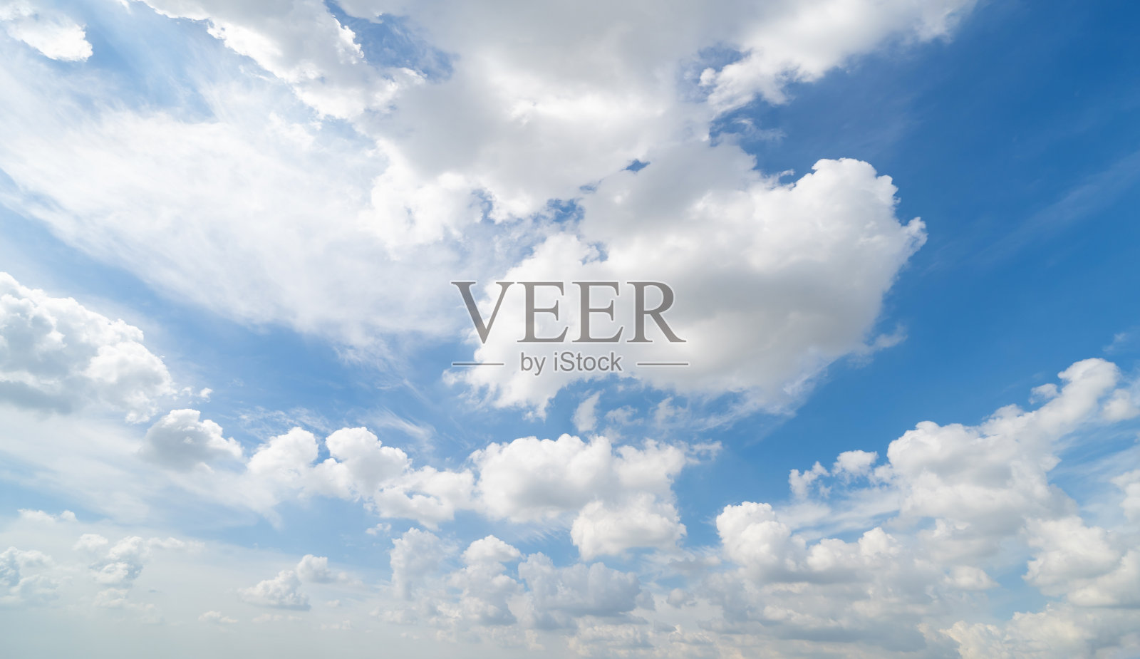 中午晴空万里，白云朵朵。一天的时间。抽象自然景观背景。照片摄影图片