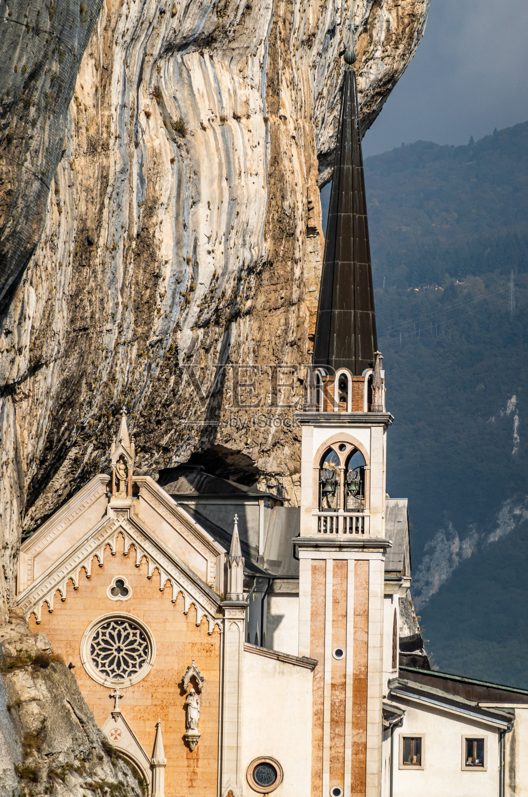 加尔达附近的科罗纳圣母修道院照片摄影图片