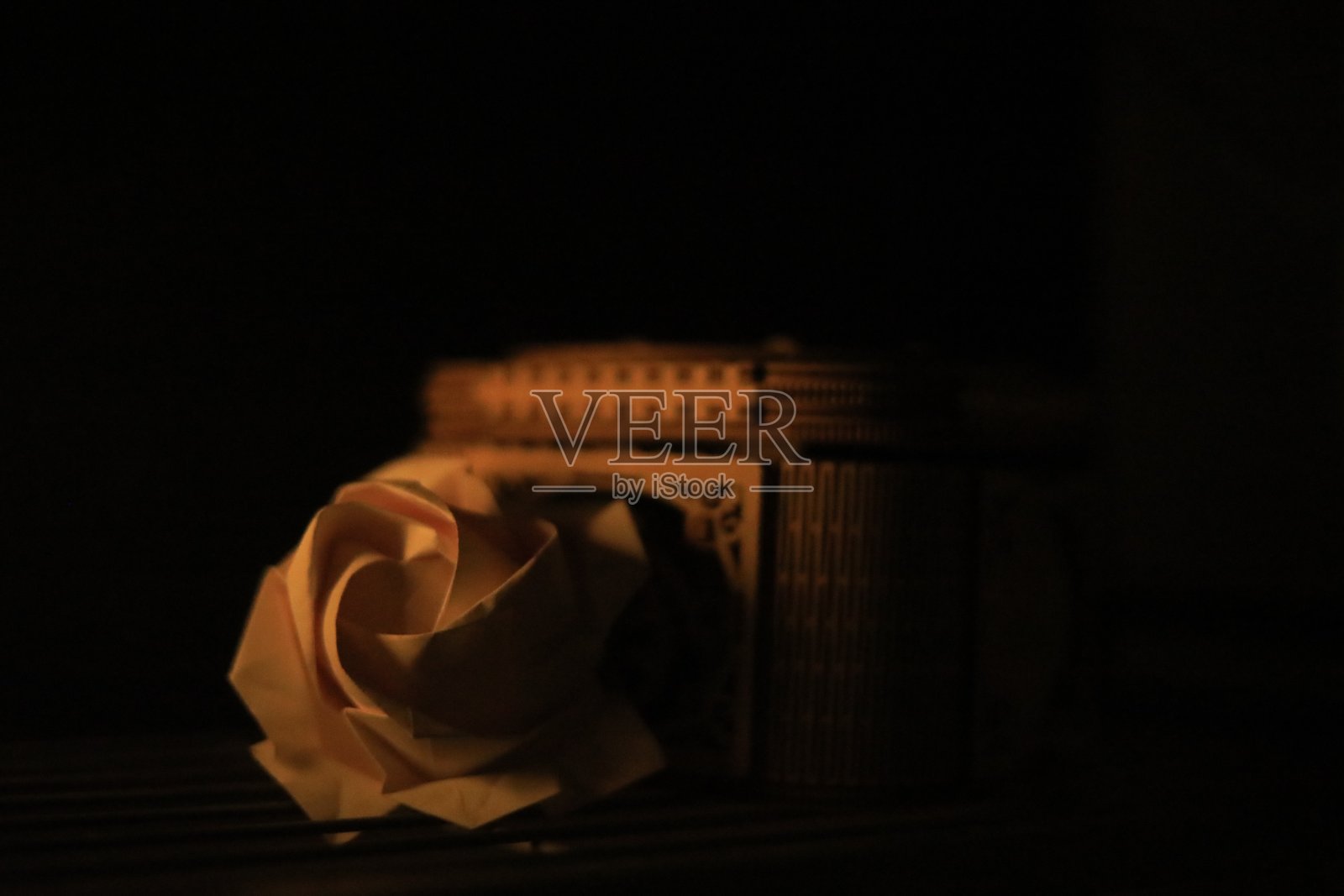 玫瑰与宝盒照片摄影图片