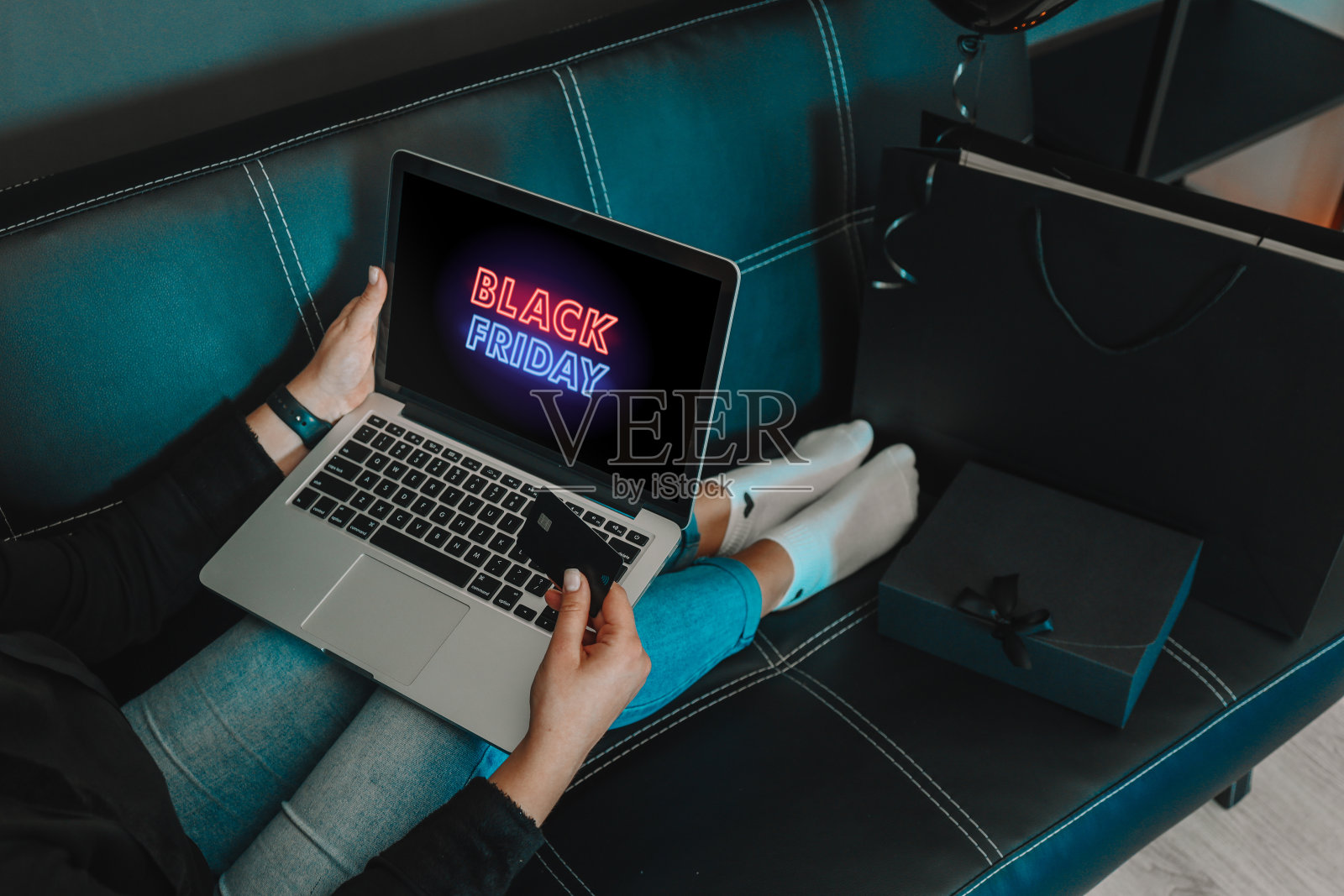 一名年轻女子在黑色星期五在家网购照片摄影图片