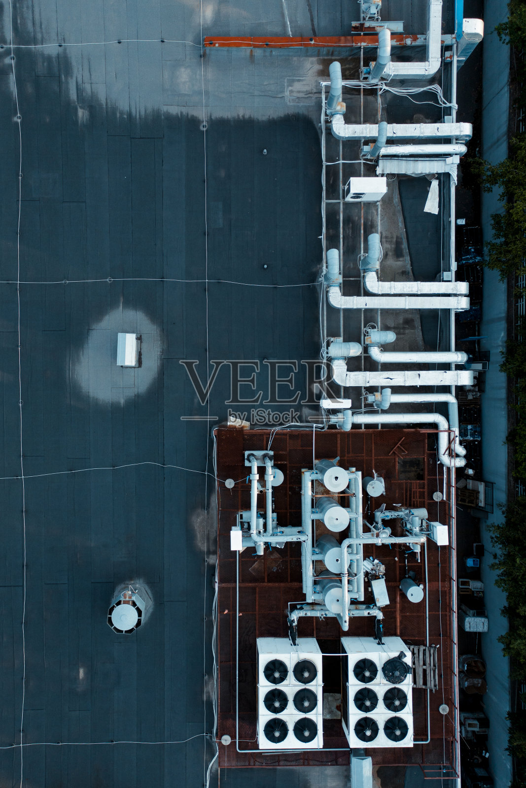 超市屋顶工业通风系统:鸟瞰图照片摄影图片