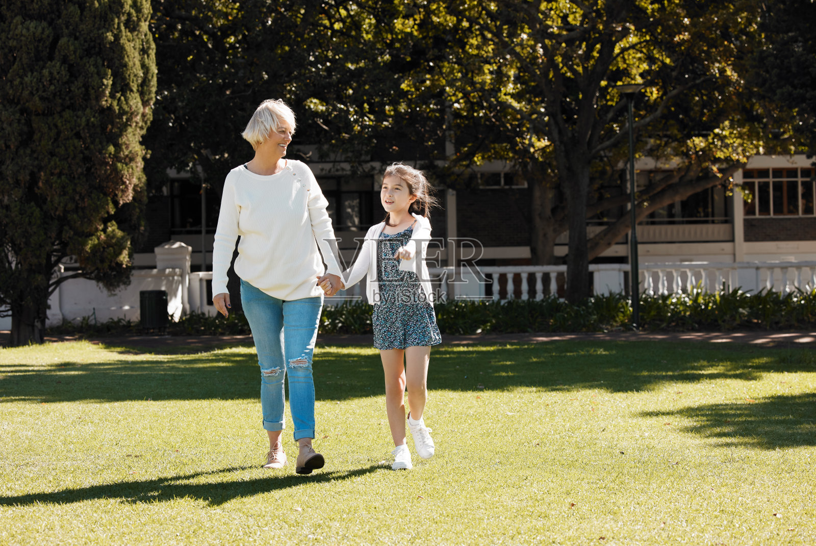 一个小女孩和她的祖母在公园散步照片摄影图片