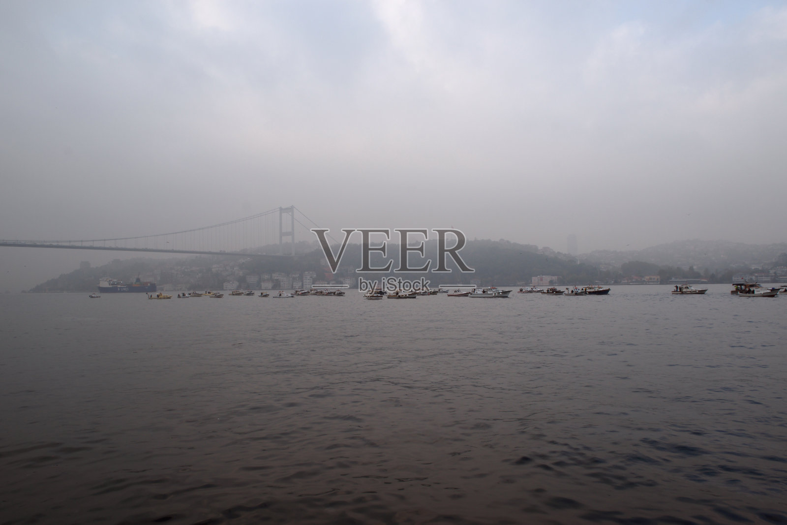 雾天在博斯普鲁斯与渔船照片摄影图片