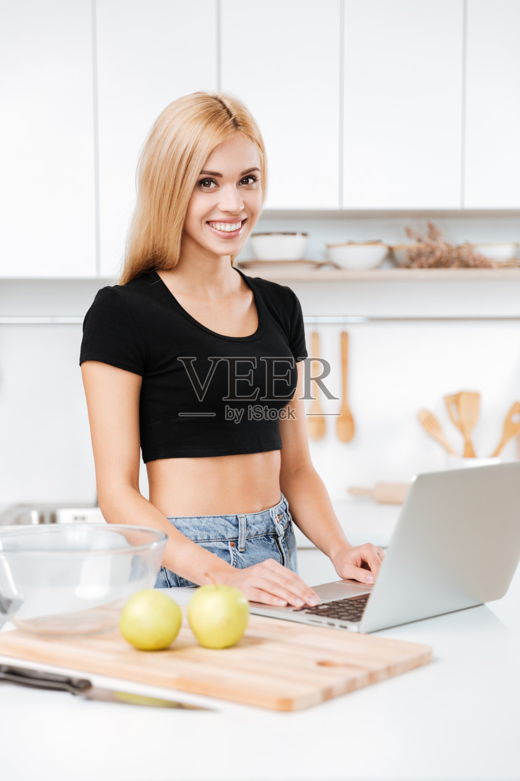 垂直图像的女人与笔记本电脑照片摄影图片