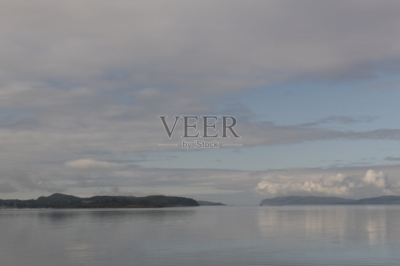 苏格兰阿格尔郡北莱迪格海滩上的阿德穆克尼什湾和山的宁静景色。照片摄影图片