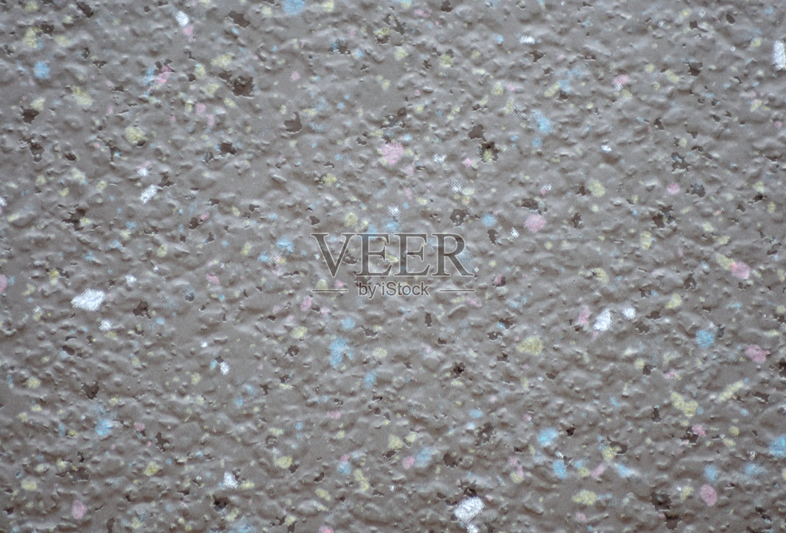 一块水泥墙的碎片，上面有蓝色、黑色和白色的小斑点。照片摄影图片