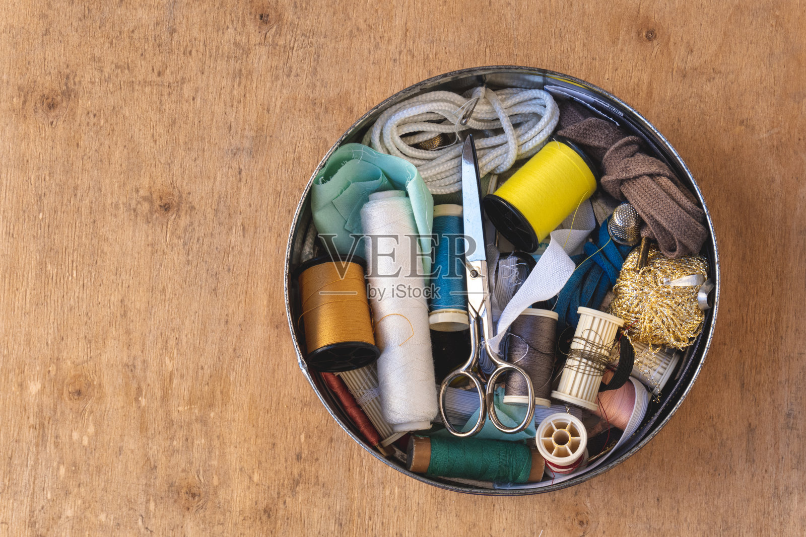 黄铜箱和缝纫工具。照片摄影图片