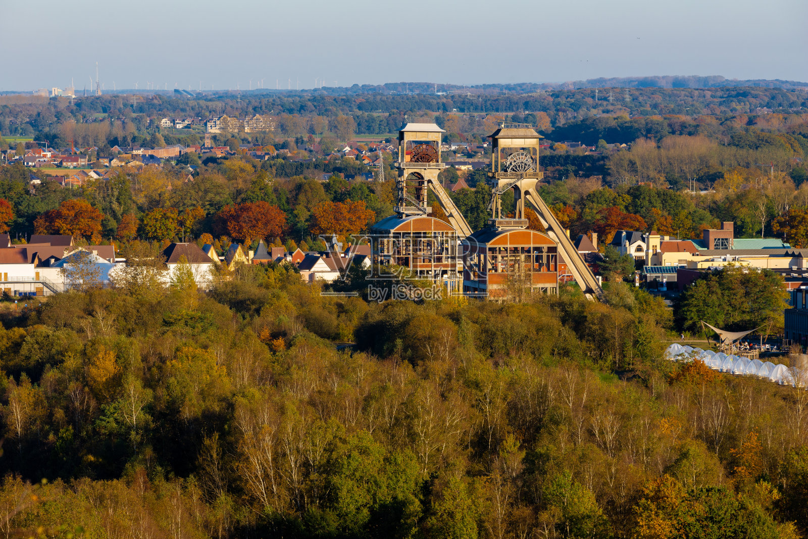 两座前煤矿电梯在马斯梅赫伦市附近的Hoge Kempen国家公园升起。矿区被改造成了旅游胜地，还开辟了徒步旅行路线。照片摄影图片