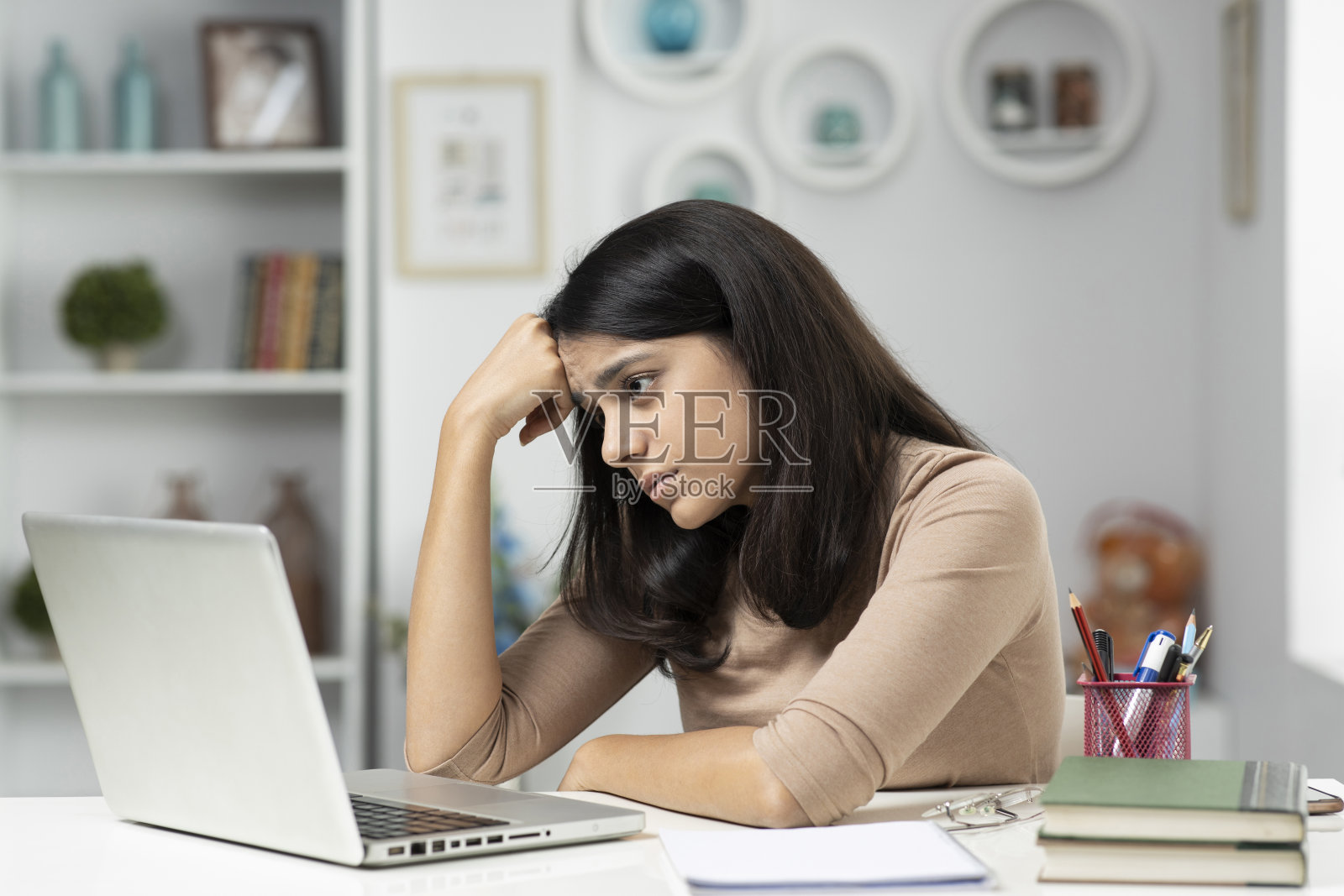 年轻女性在家工作，照片照片摄影图片